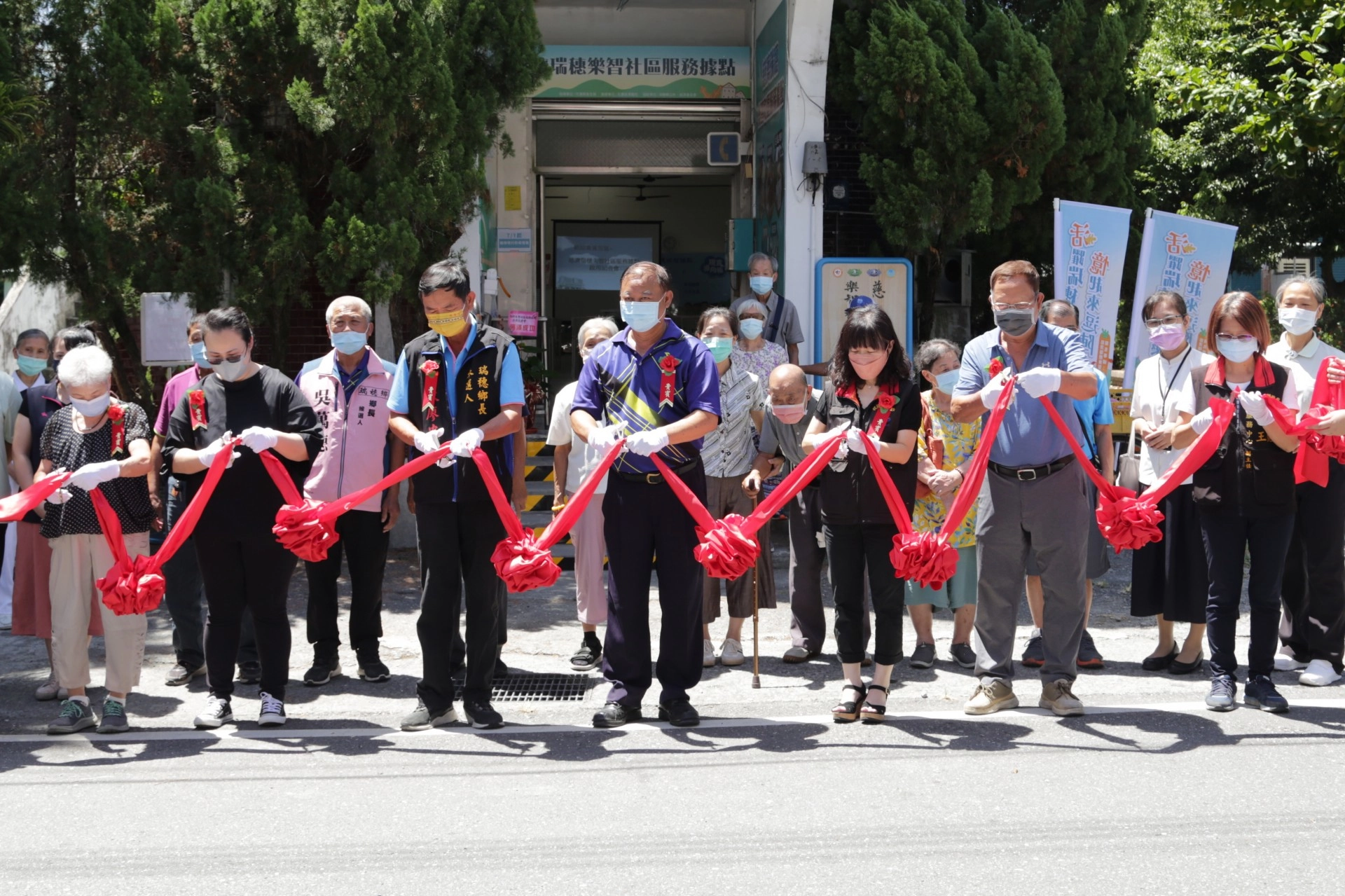 八月二十七日上午，代表花蓮慈院的林宜靜部主任及各地方單位的長官們共同剪綵，慶祝瑞穗失智社區服務據點的啟用。