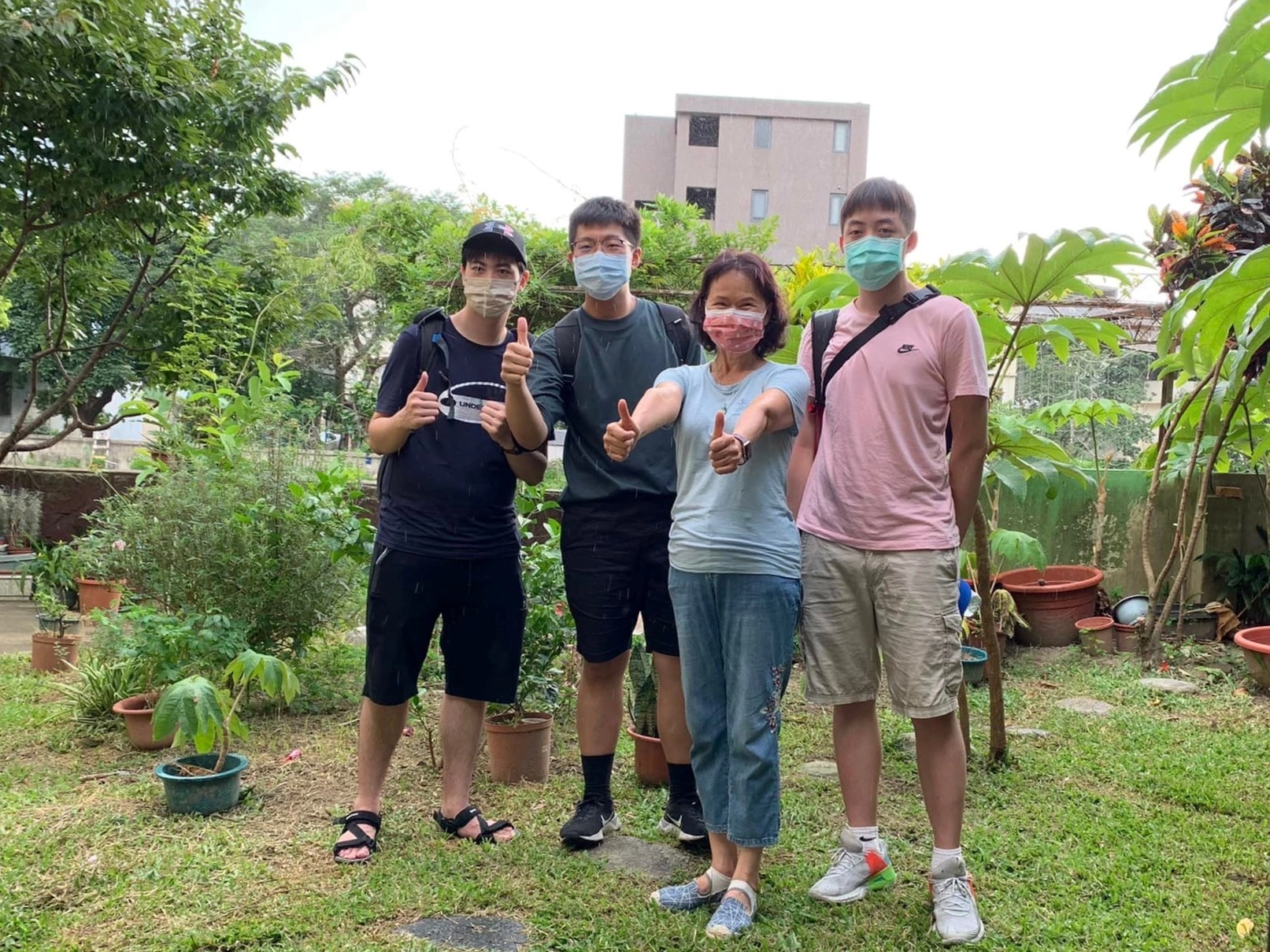「福爾摩沙探險隊」團隊與蓪草文化工藝師張秀美（右2）