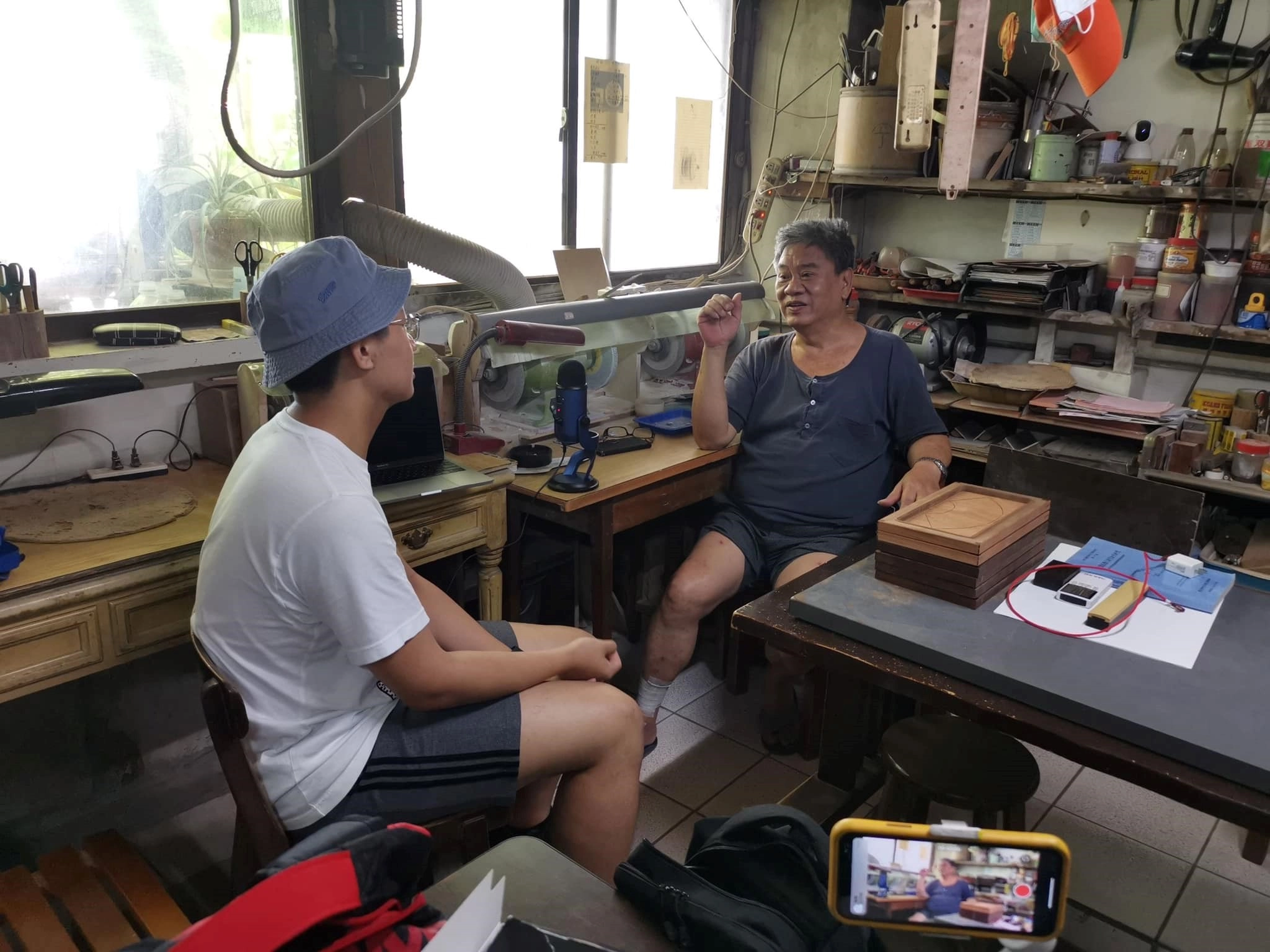 「福爾摩沙探險隊」團隊與螺鈿工藝師陳甫強進行訪談