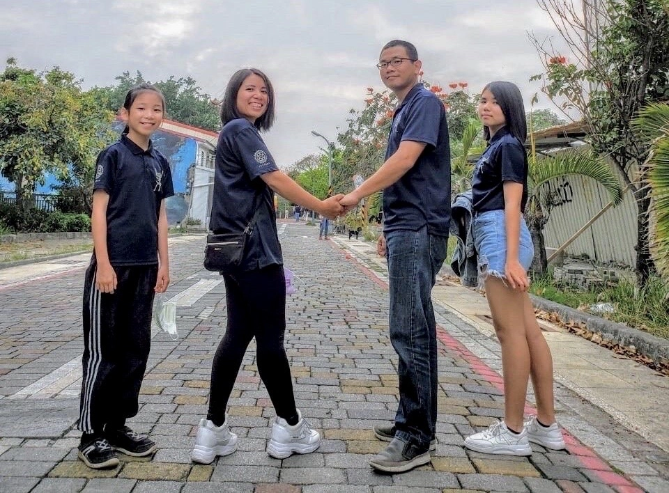 阮氏幸（左二）與蔡承佑（右二）攜手同行，與子女全家快樂出遊。