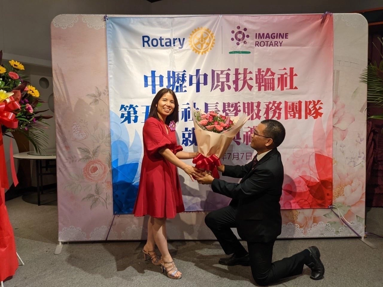 阮氏幸（左一）與蔡承佑（右一）夫妻共同出席活動，重現求婚場景。