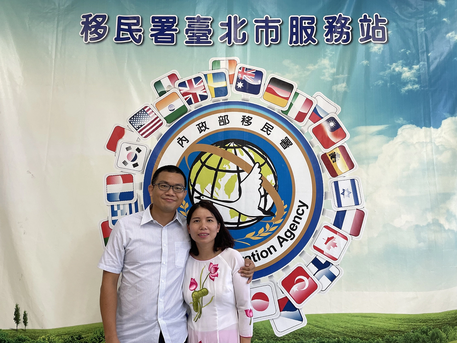 蔡承佑（左一）與阮氏幸（右二）日前於移民署北區事務大隊臺北市服務站錄製PODCAST節目，分享他們的異國真愛故事。
