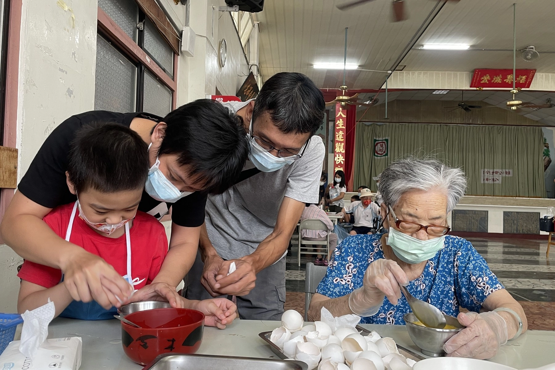 伊甸基金會東港早療中心幼童和崁頂日照中心祖孫共融活動。