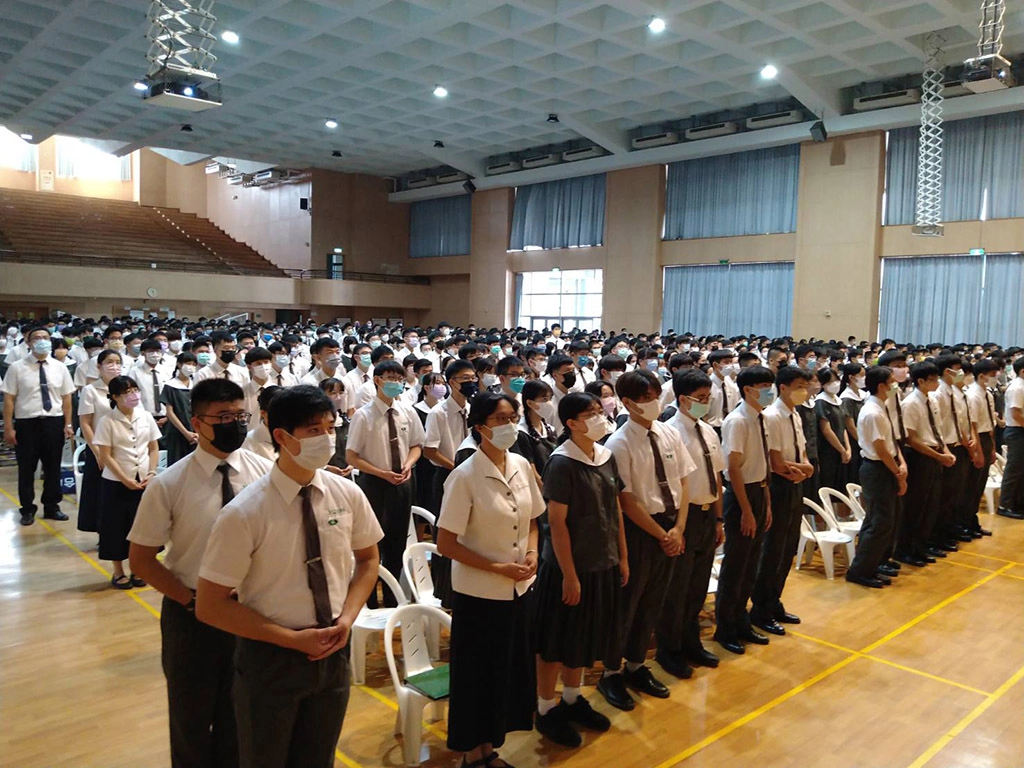 慈濟會歌悠揚聲中臺南慈中111學年度正式展開。