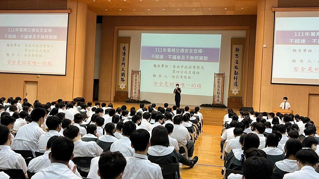 第四分局員警蒞臨本校宣導交通安全與友善校園。