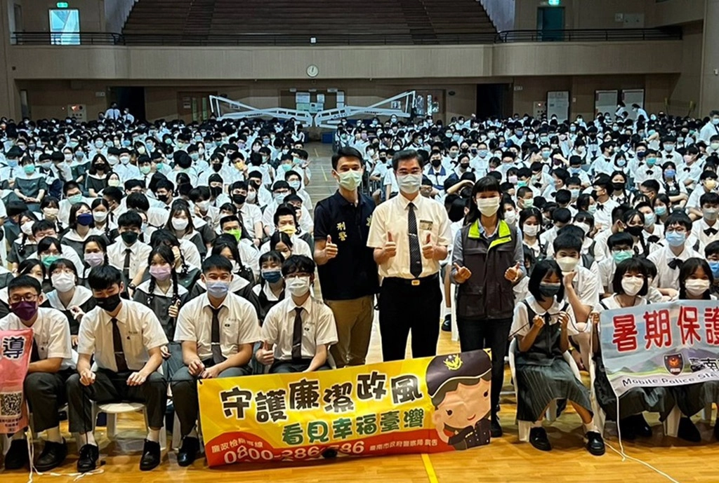 校長與第四分局員警及全體師生合影留念。