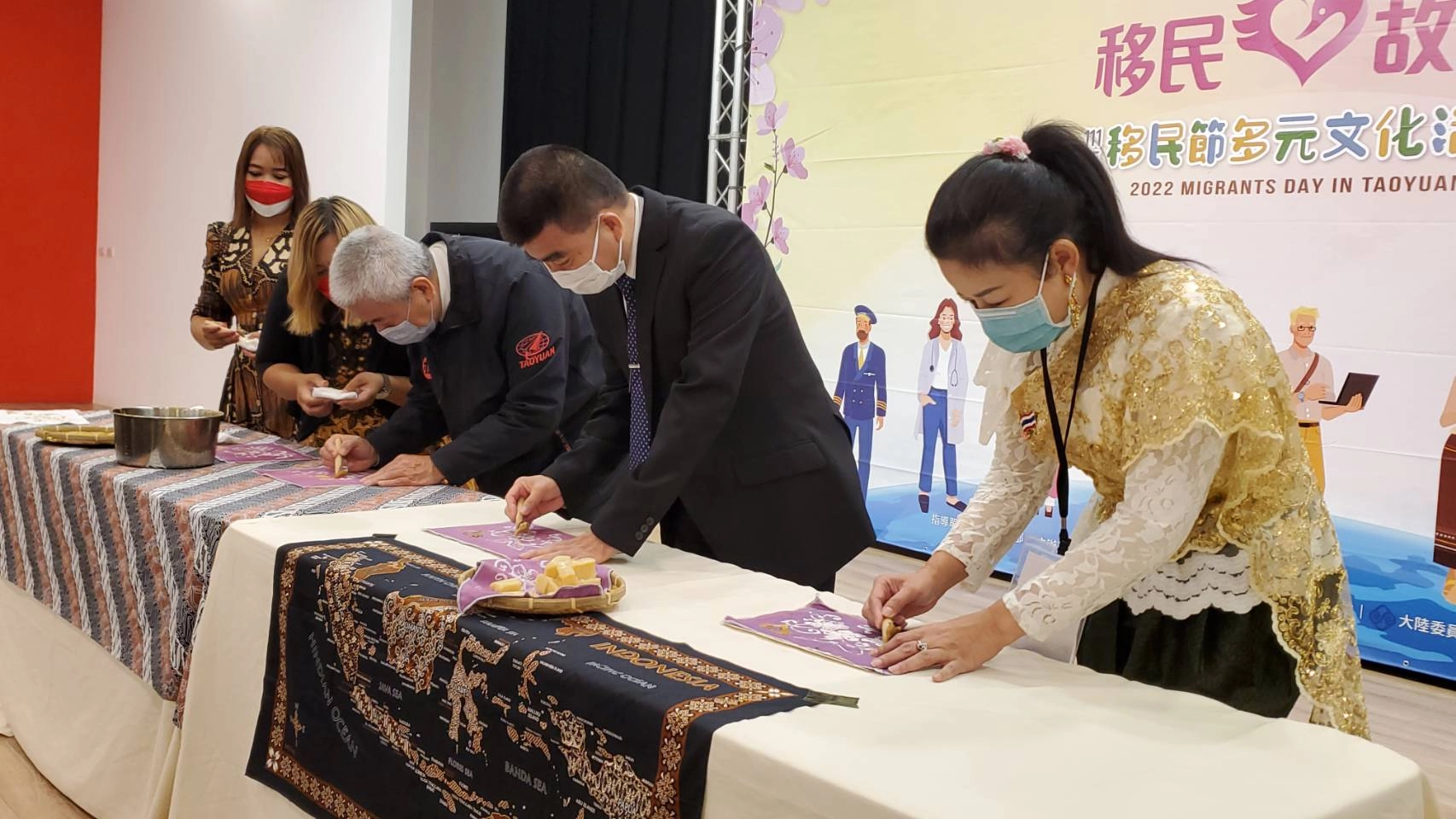 新住民現場展示手作蠟染技藝(右三為桃園市高副市長安邦、右二為移民署林副署長宏恩、右一為泰國籍新住民孫莉安)。