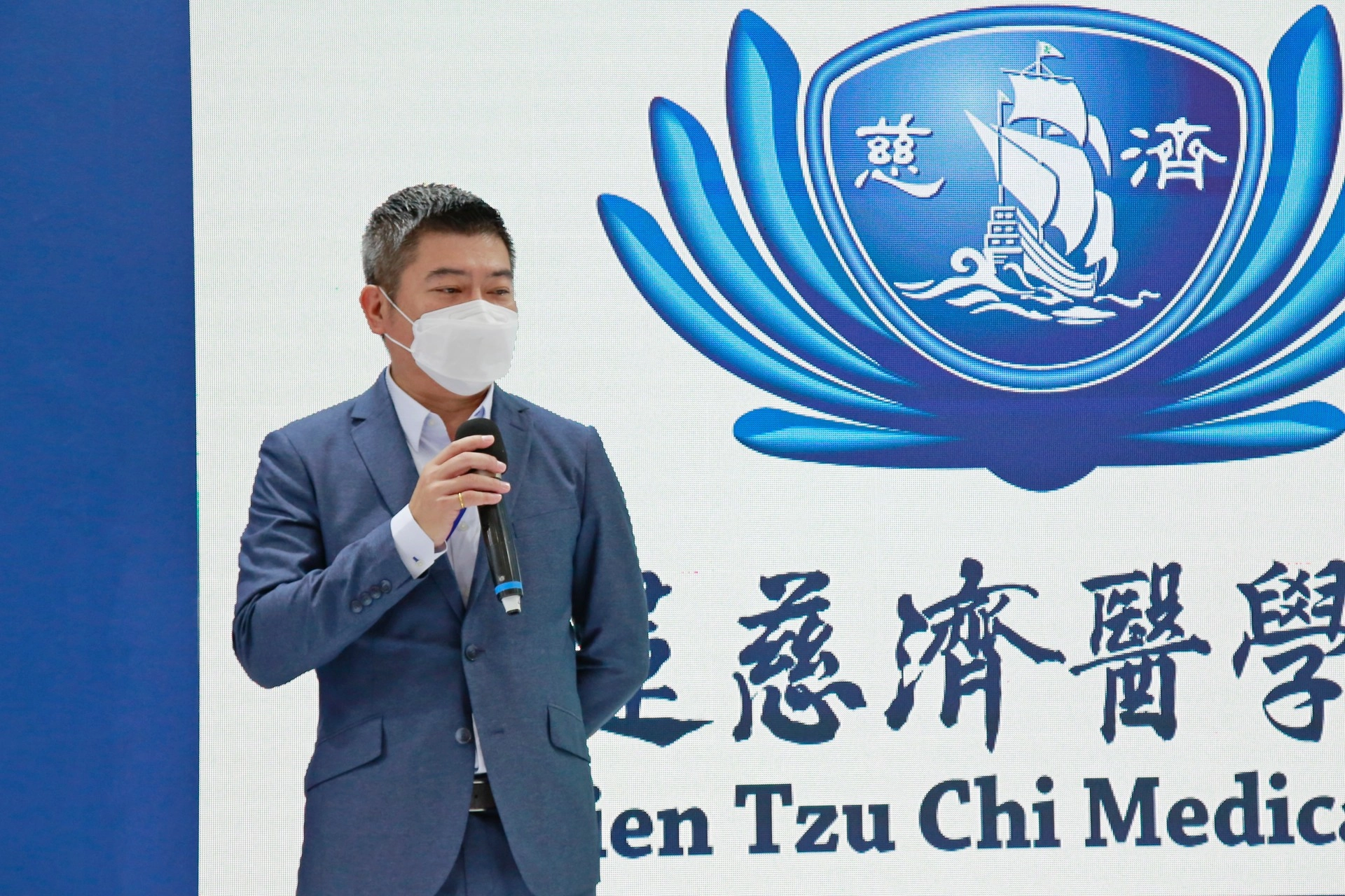 智邦臺灣區總經理顏玉龍表示，智邦在花蓮慈院院內佈立高速無線網路並導入智慧室內定位系統，產生實時偵測、蒐集、標註、分析定位數據，發展的自動報到、即時引導、服務分流等應用，預期未來可進一步活用至居家個人照護服務。