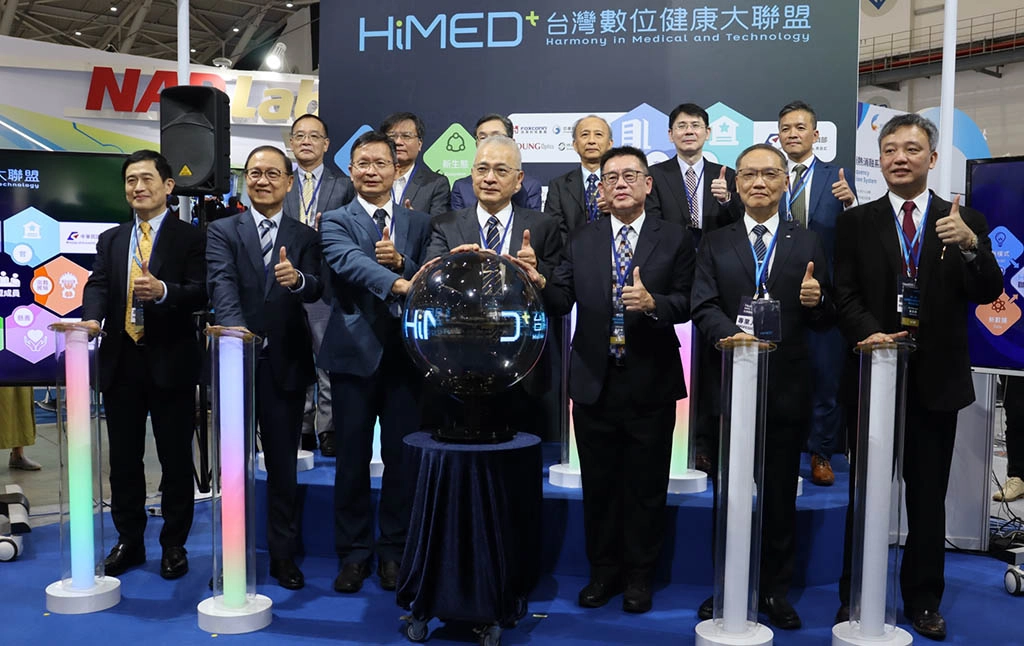 「台灣數位健康大聯盟(Harmony in Medical and Technology；HiMEDt)」，做為聯盟組織單位之一的慈濟基金會，執行長顏博文受邀出席(前右二)。