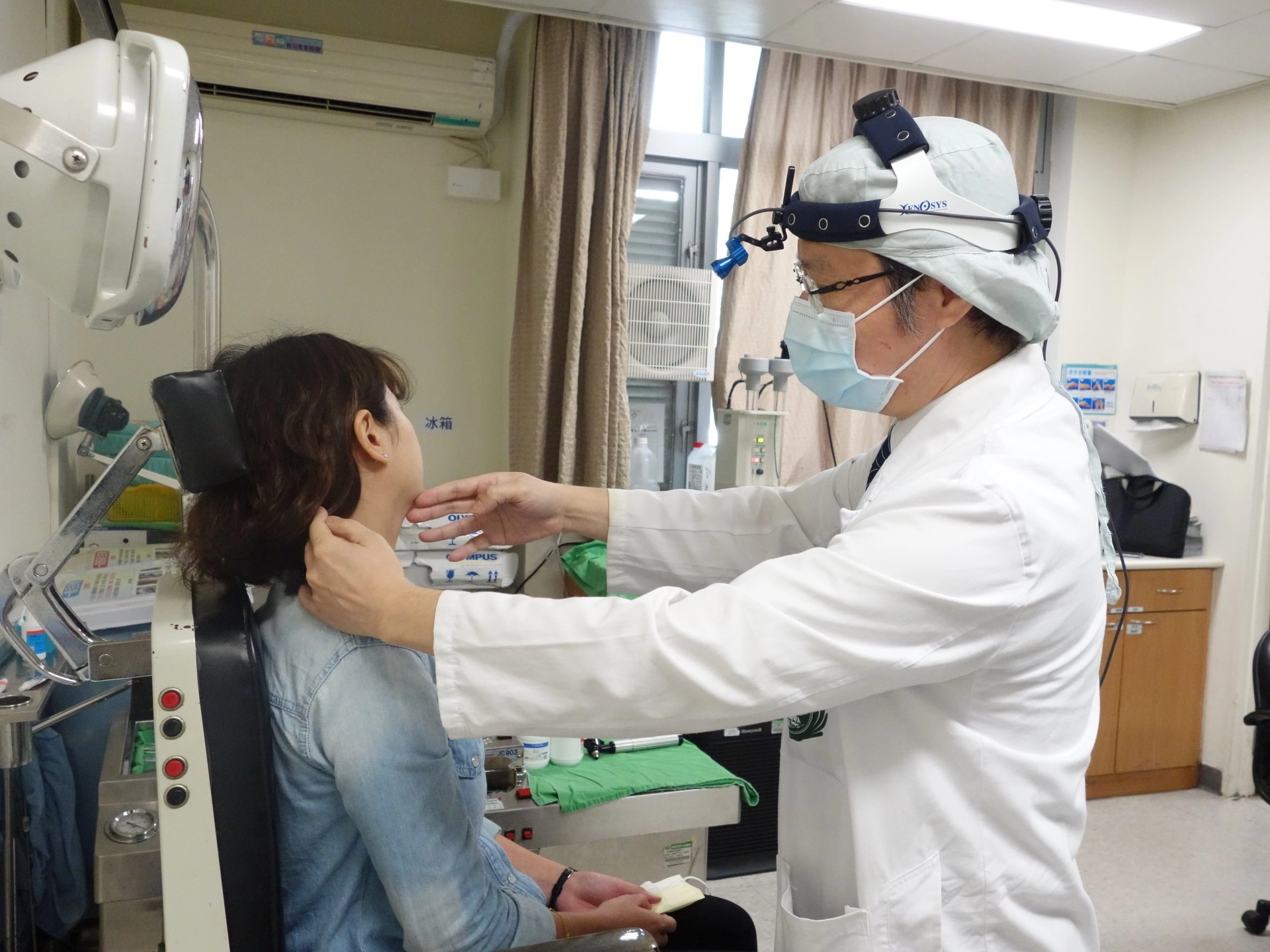 斗六慈濟醫院耳鼻喉頭頸外科主任黃俊豪仔細為病人檢查示意圖