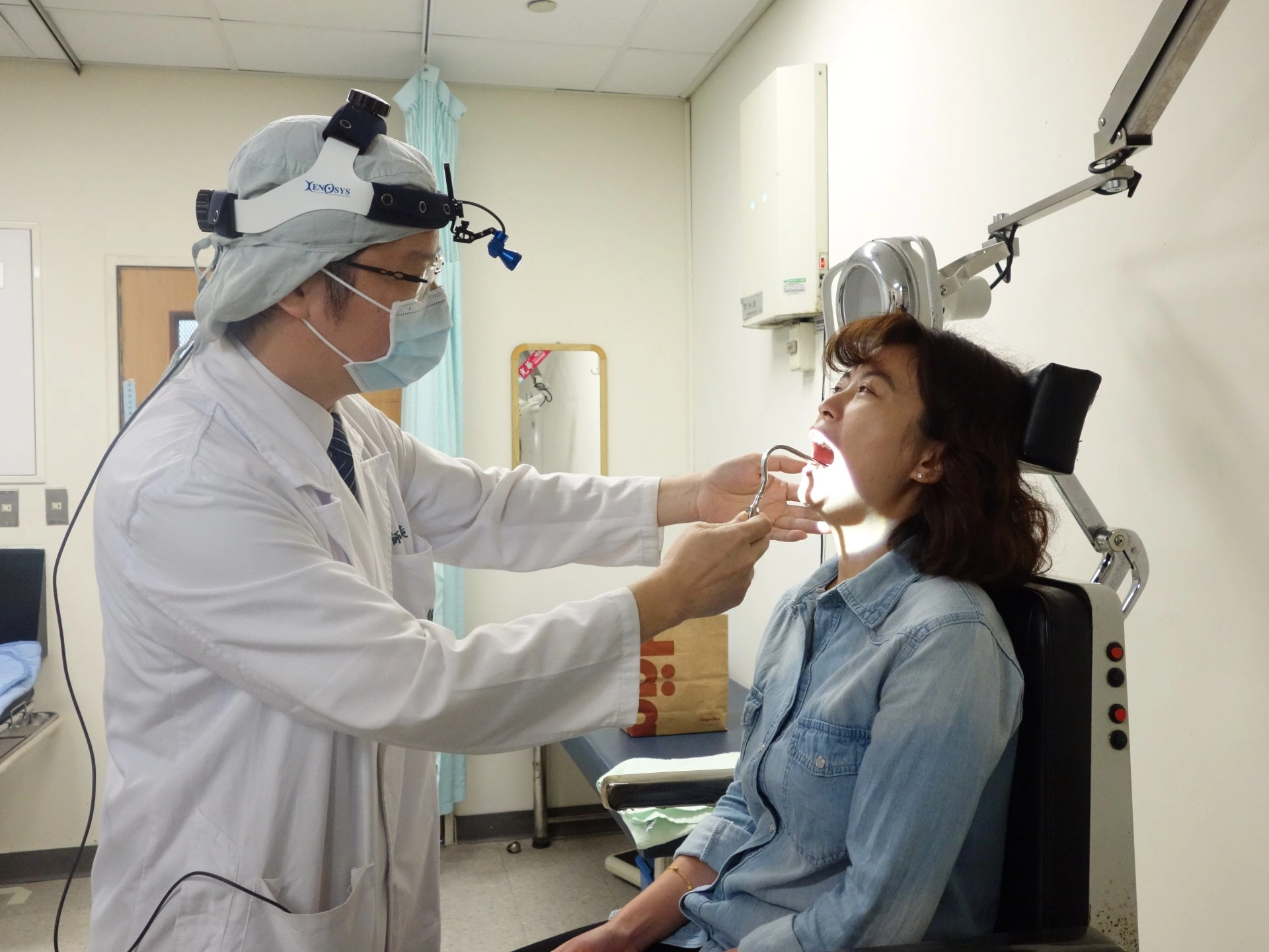 斗六慈濟醫院耳鼻喉頭頸外科主任黃俊豪仔細為病人檢查示意圖