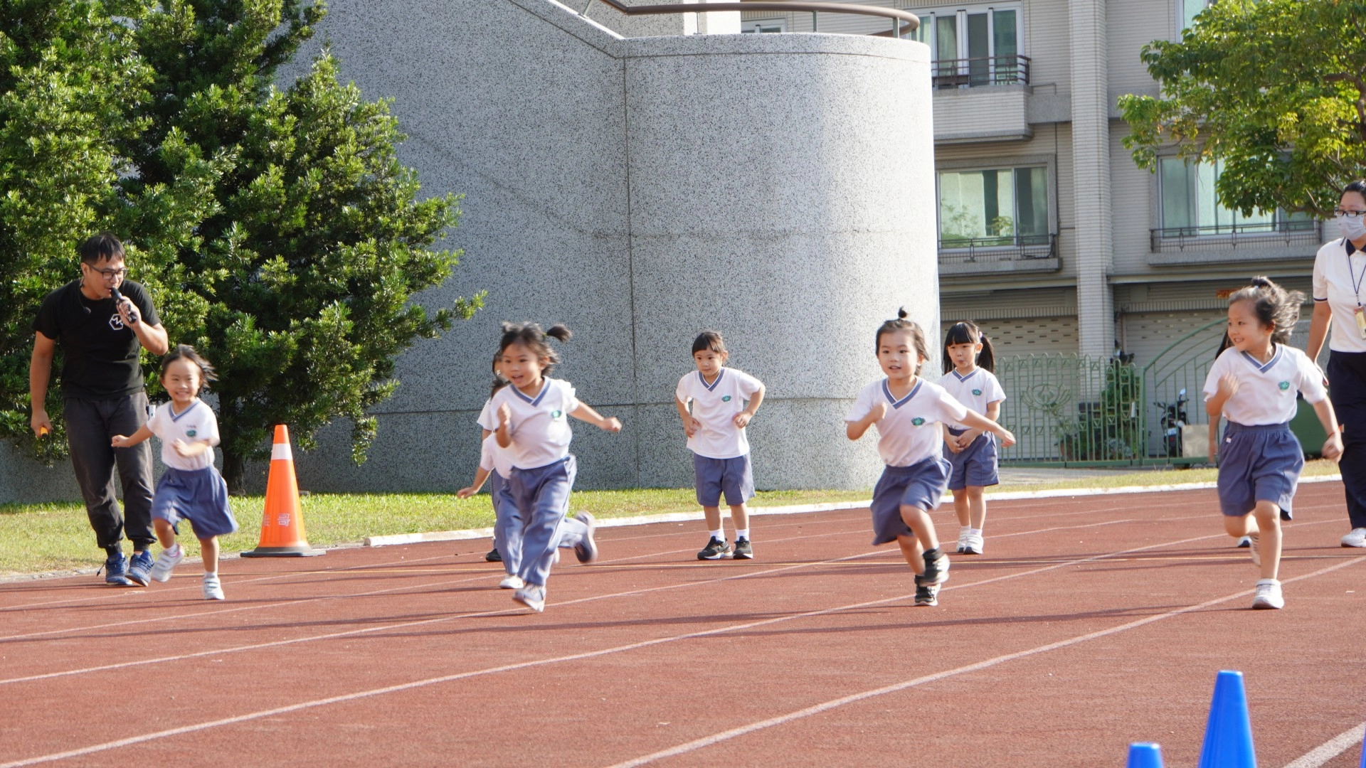 幼兒園個人短跑，精神抖擻的小小選手們，不分你我，勇往直前。