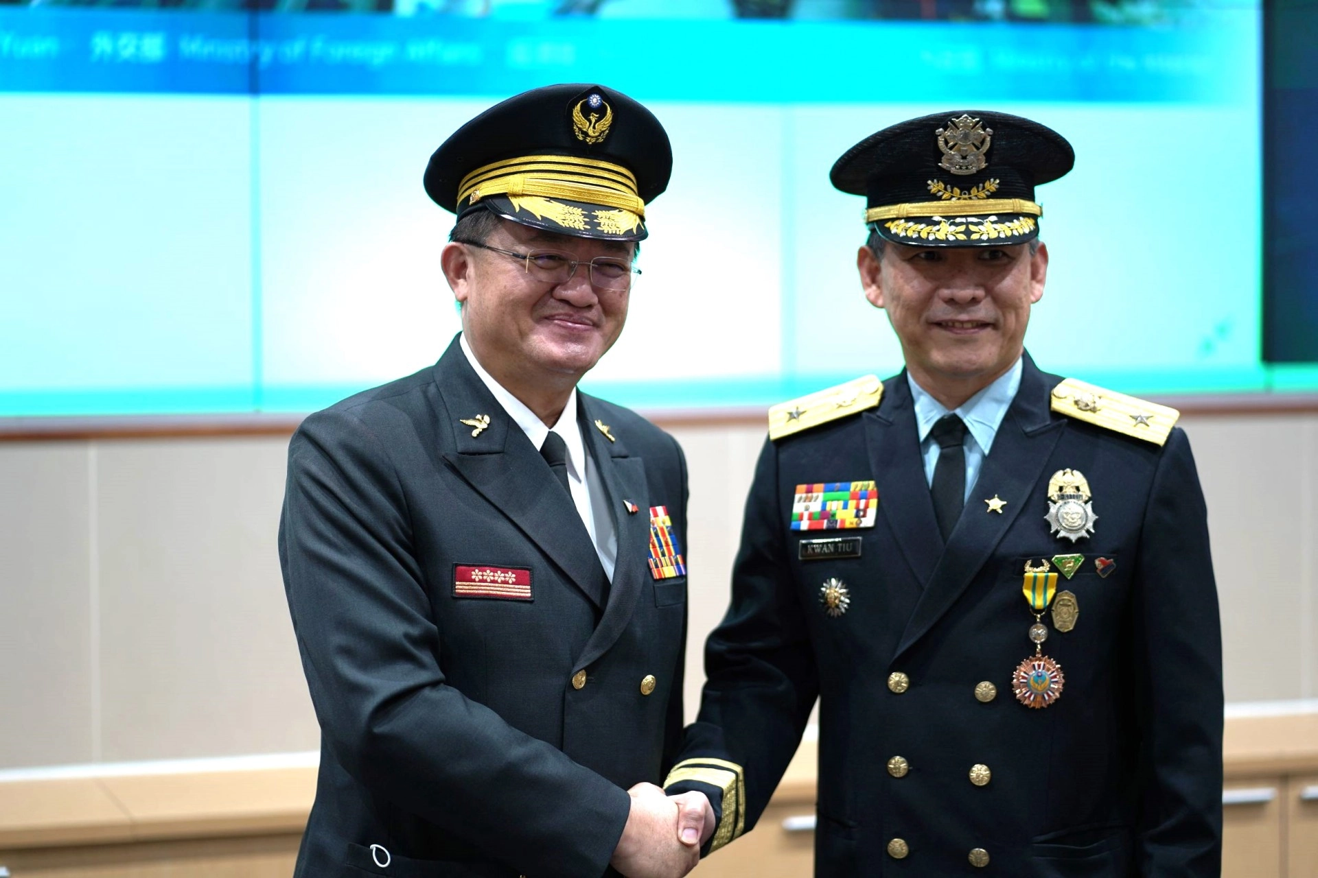 消防署長蕭煥章（圖左）與菲律賓Kwan TIU副署長（圖右）