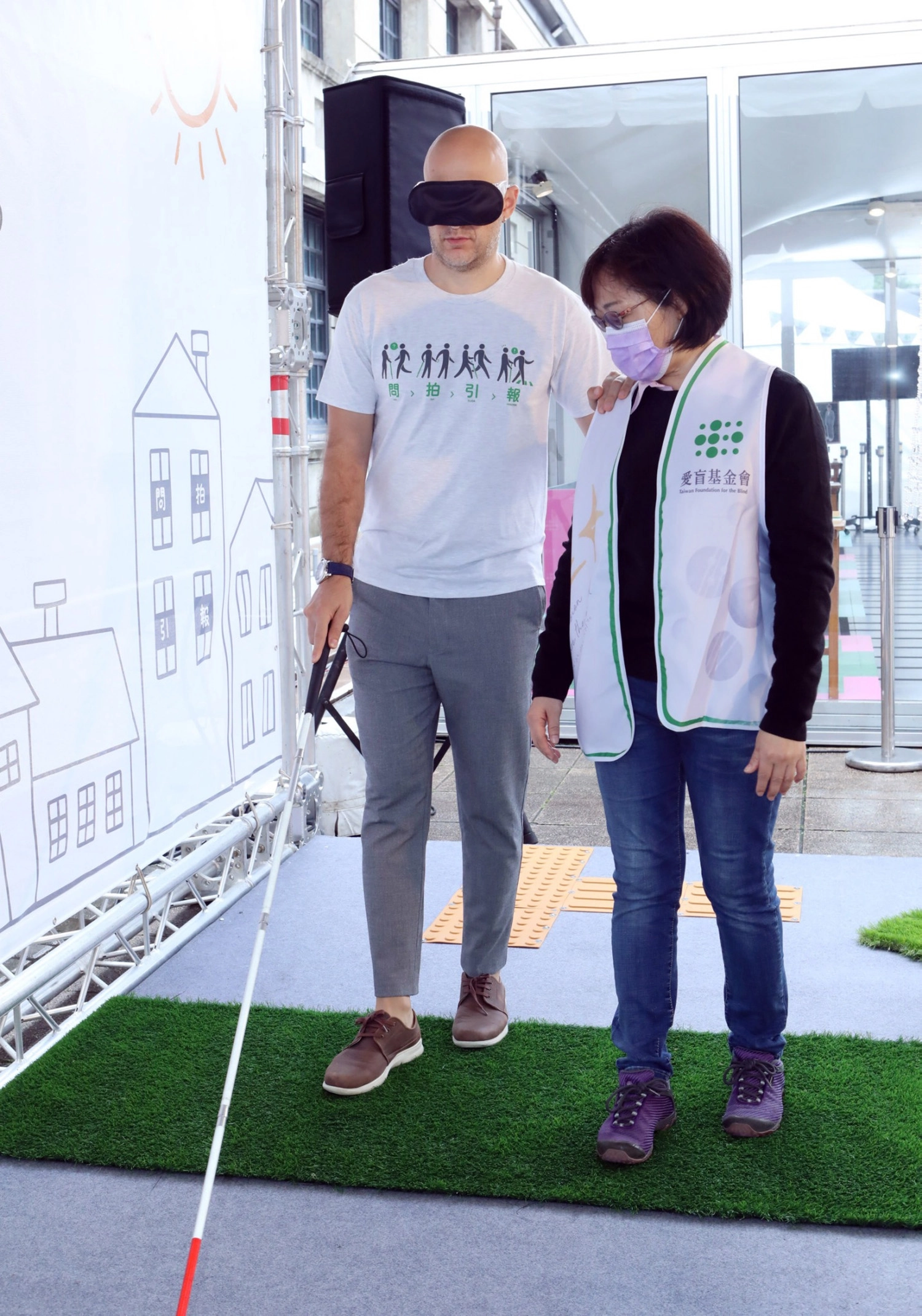 EYE的玻璃屋開幕記者會特別邀請關懷弱勢的台灣女婿吳鳳擔任客座店長，吳鳳出場時矇住雙眼、穿越一段模擬各種路況的走廊。