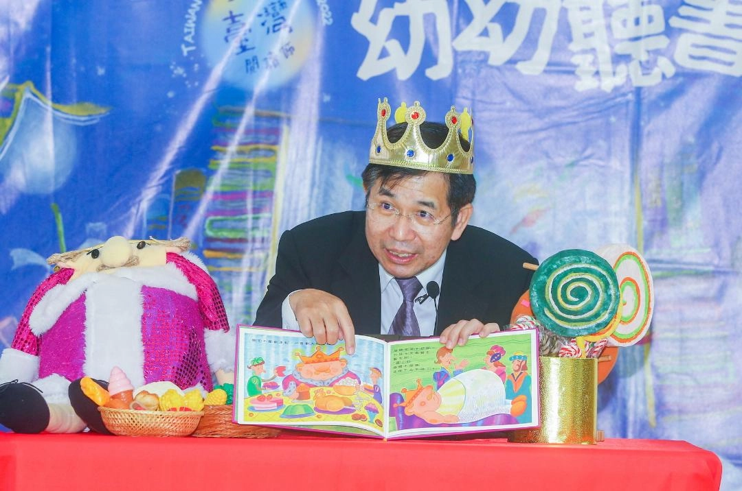 臺灣閱讀節登場，教育部長潘文忠為小朋友說故事。