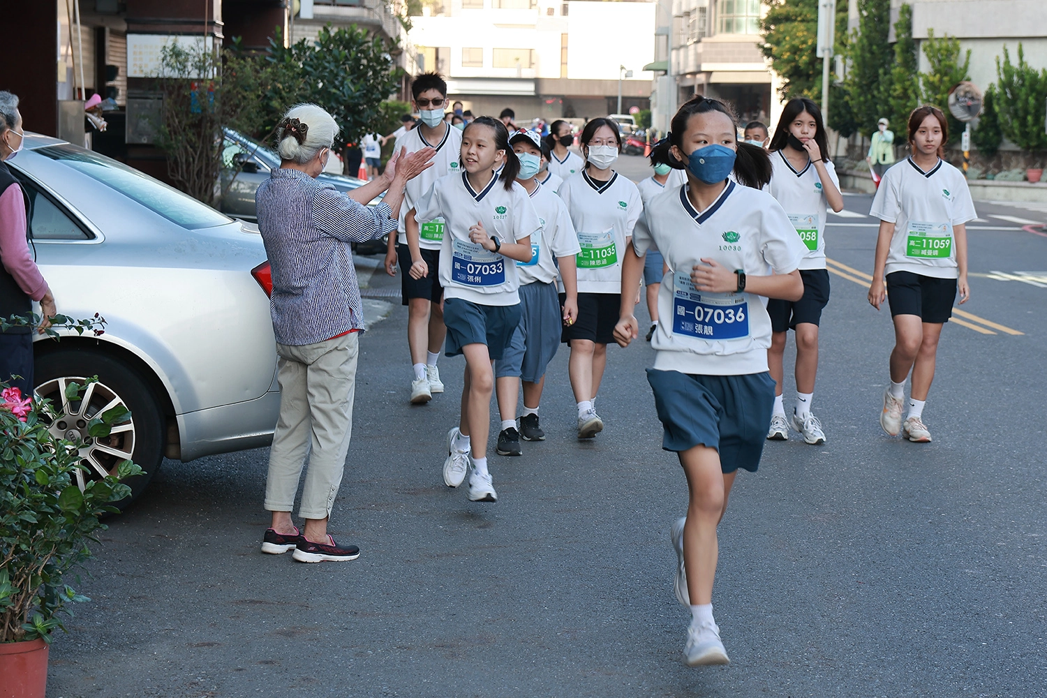 社區民眾熱心地為路跑的孩子們鼓勵。