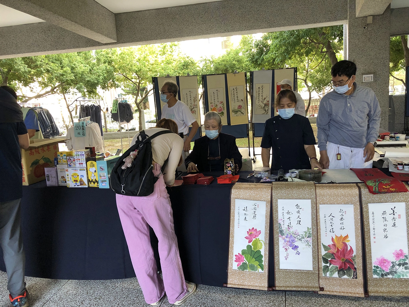 家長會邀請書畫志工，為創意市集義賣活動獻愛心。