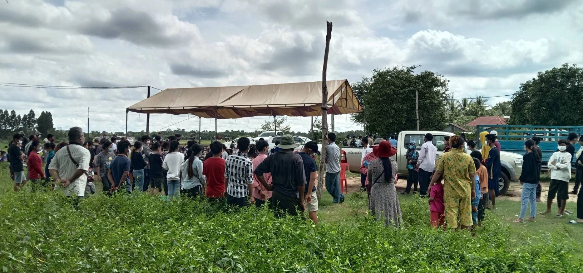 幾十位柬埔寨居民在篩檢站排隊候檢。