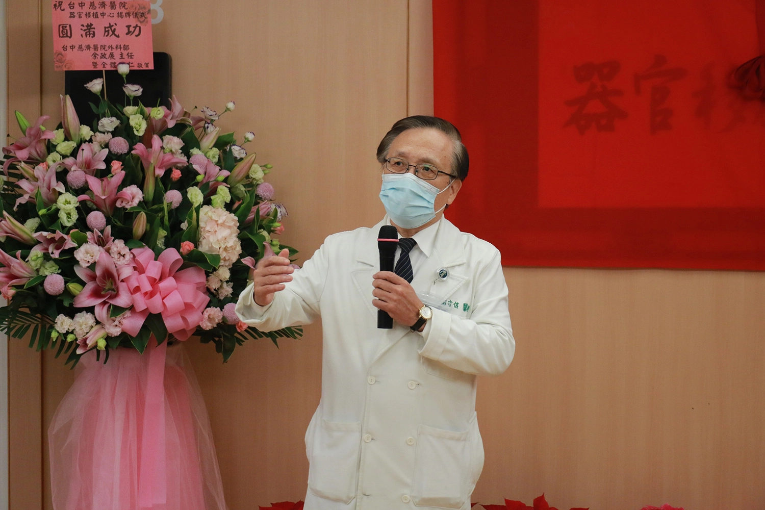 簡守信院長表示，揭牌只是小儀式，重要的是見證醫療里程碑。