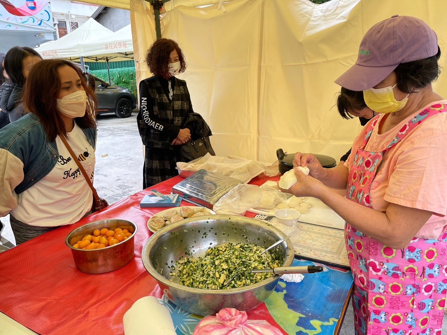 新住民講師教導新住民製作麵食