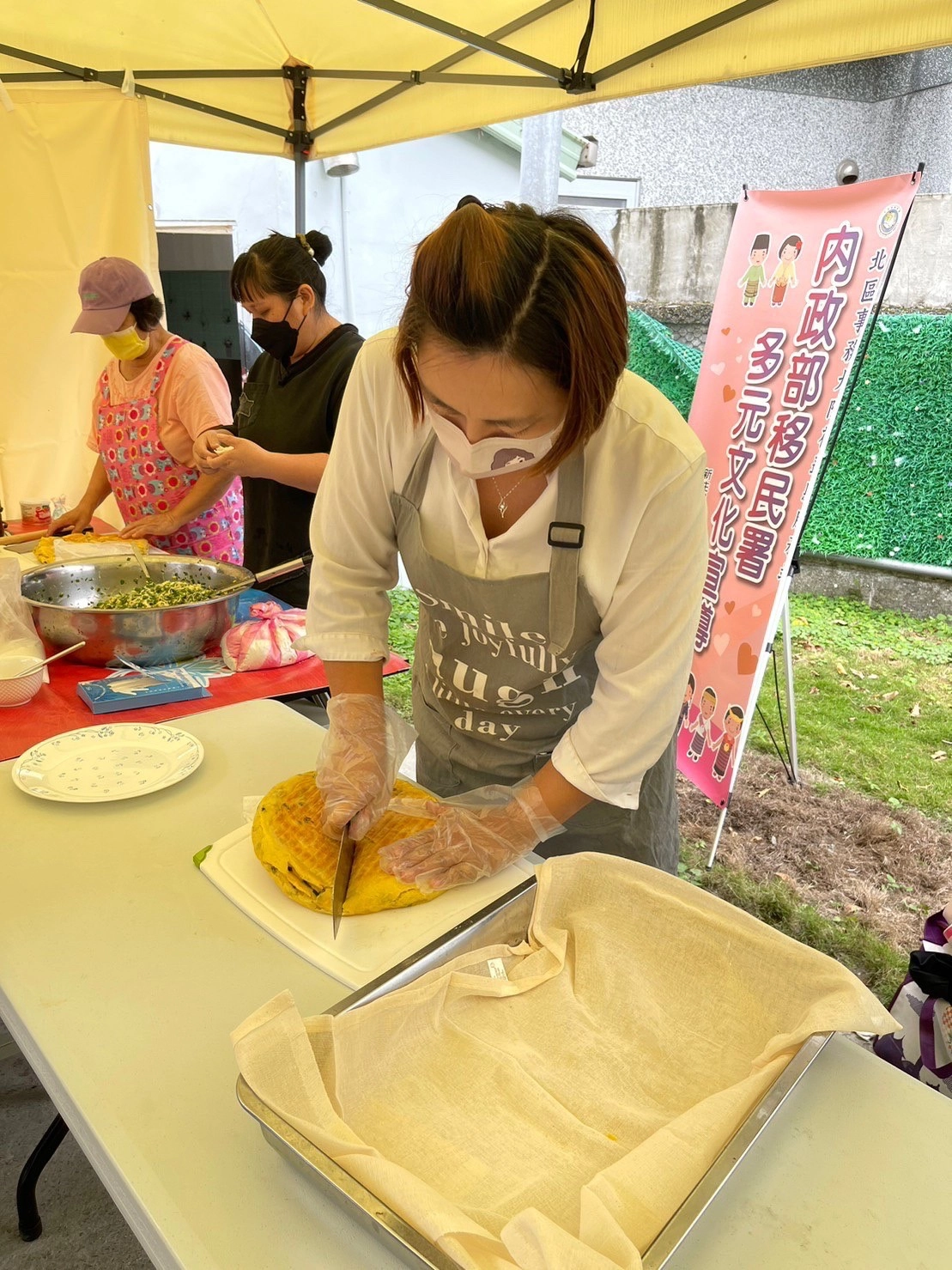 新住民講師教導新住民製作麵食