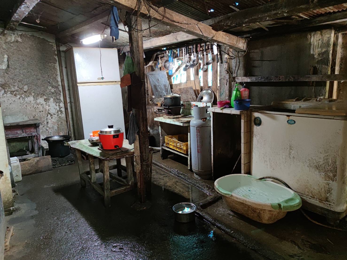小歐（化名）和家人大多數時候都洗山泉冷水澡
