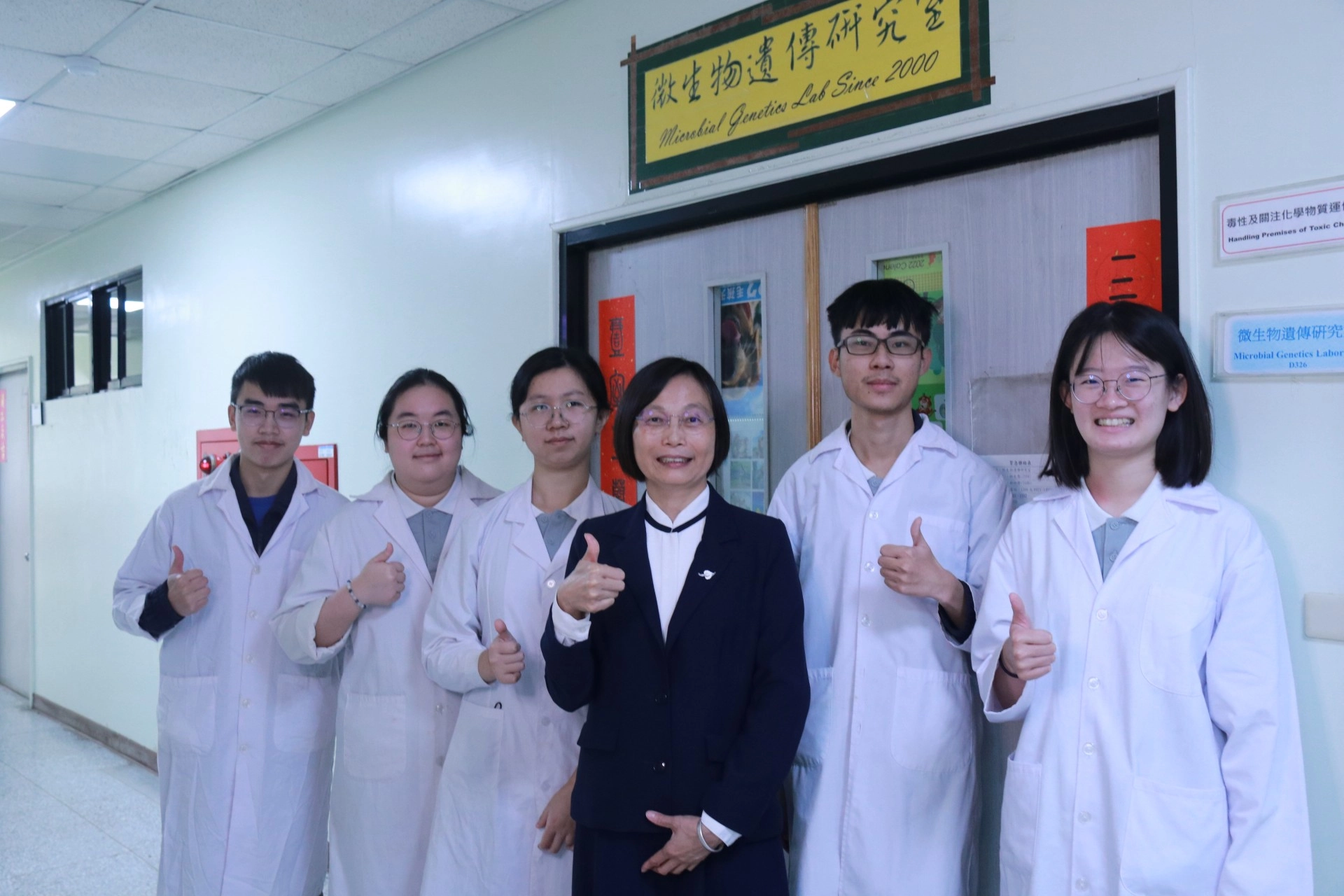 EmaS感應到外界訊號(Signal)時會自我磷酸化，再將磷酸跟(-P)轉給EmaR，被活化的EmaR-P會去調節下游的，酒精(ethanol)以及醋酸(Acetate)代謝基因的表達。