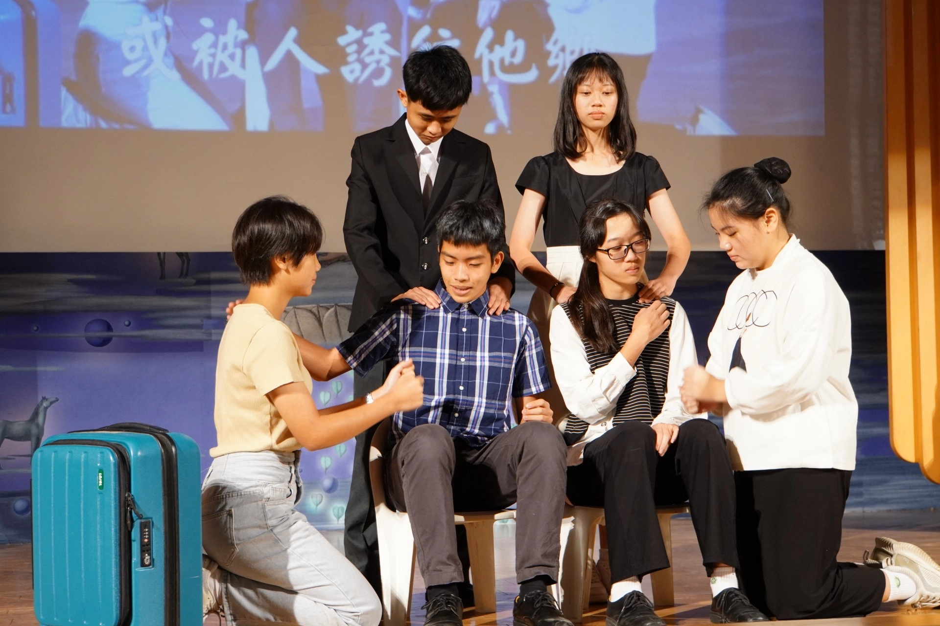 學生們透過音樂手語劇來表達對父母的感恩。
