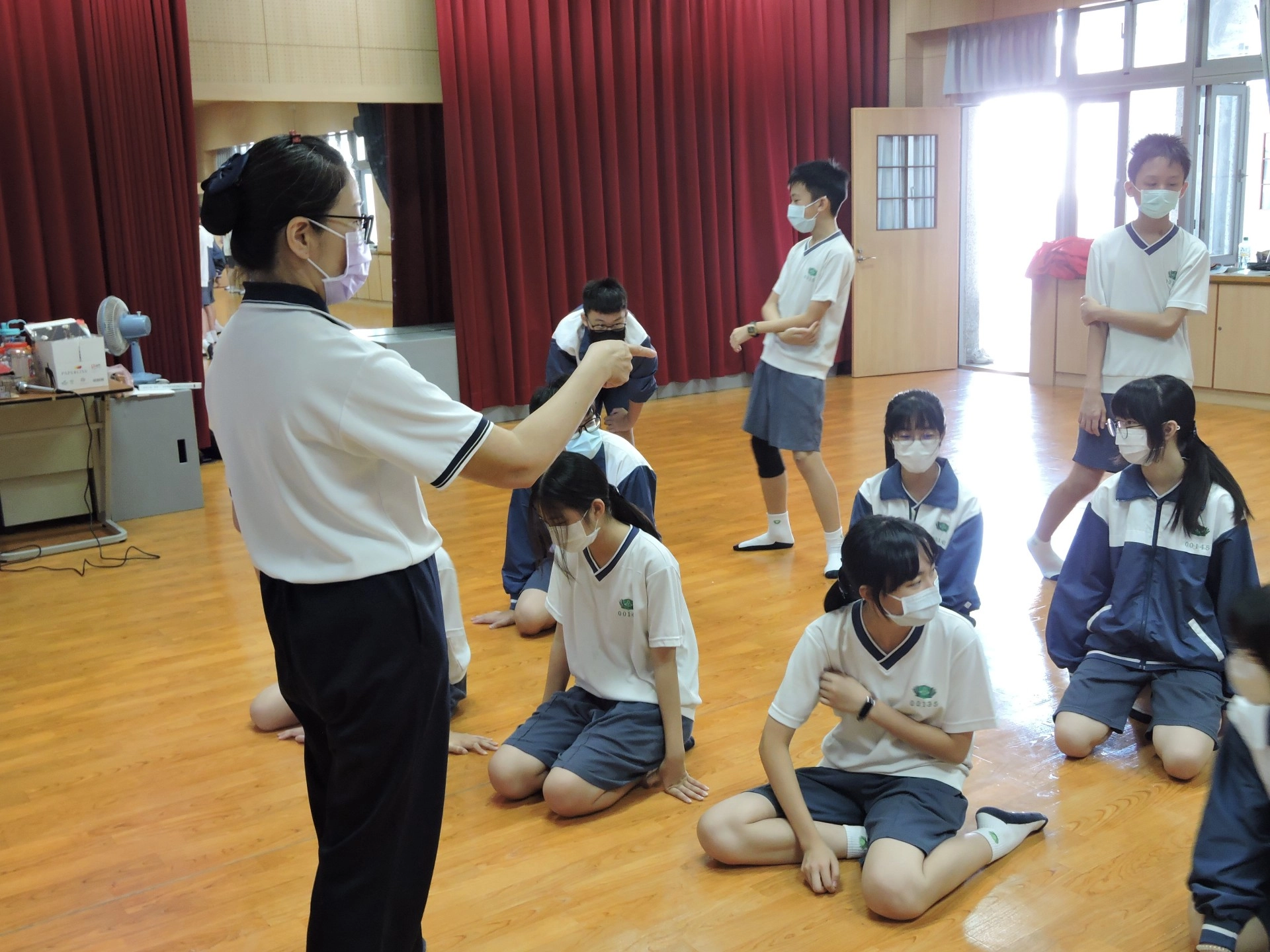 表藝課洪妙甄老師用心調整學生演出細節。