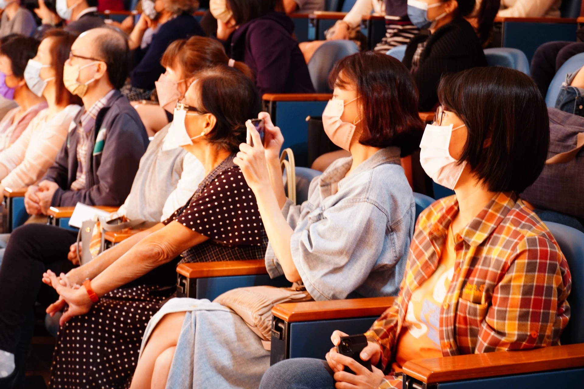家長們非常投入學生們的演繹。
