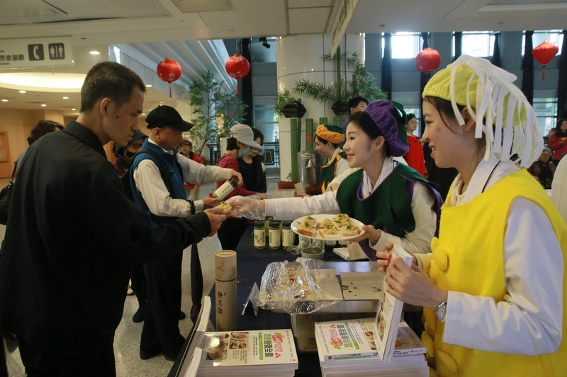 台北慈濟醫院營養科舉辦「就『素』與你有約」素食推廣活動。