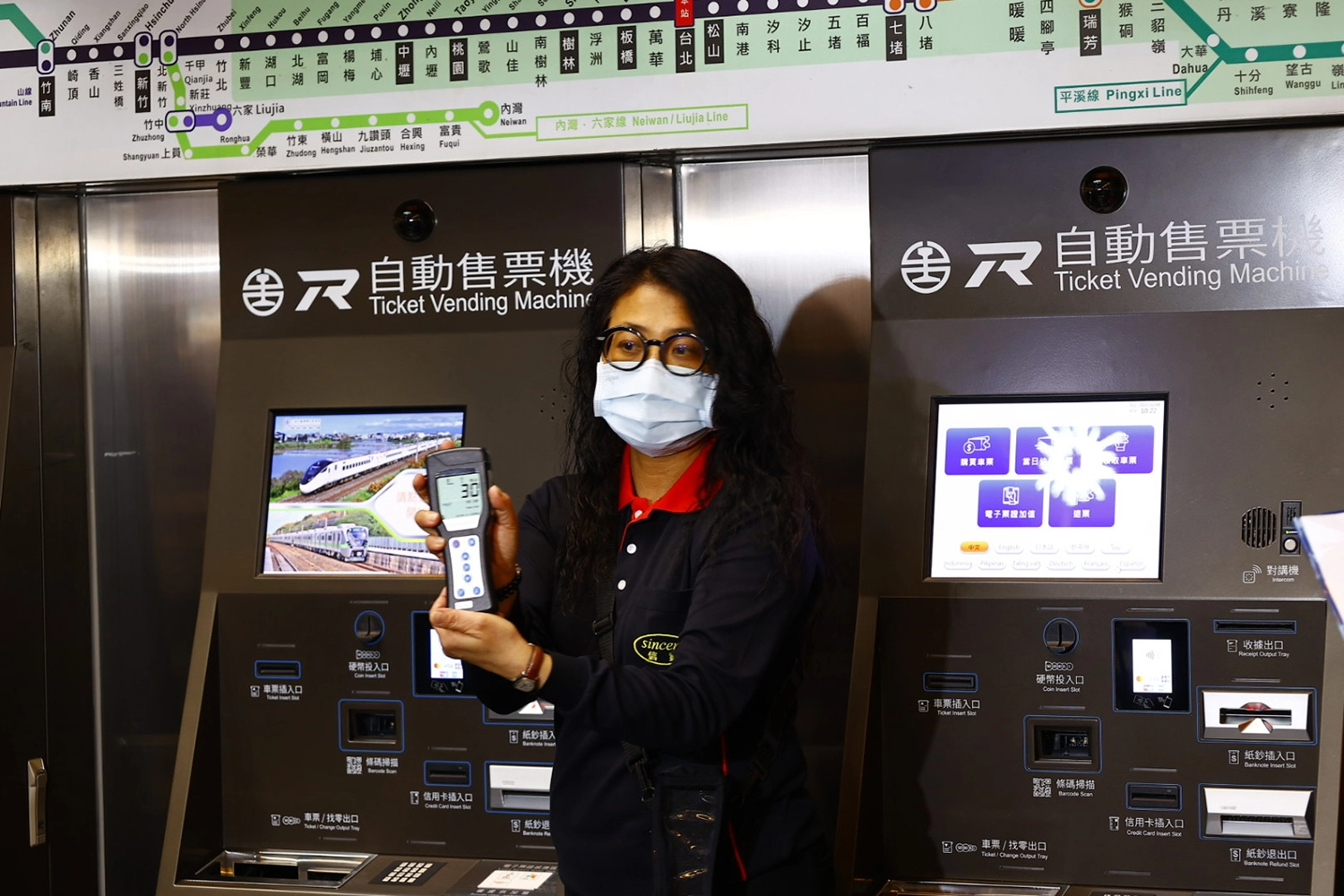 防疫消毒全自動收納拖地作業車及150公升掃洗兩用車現場操作展示	自動售票機經ATP冷光儀檢測落菌數，數值合格，遠低於標準值。