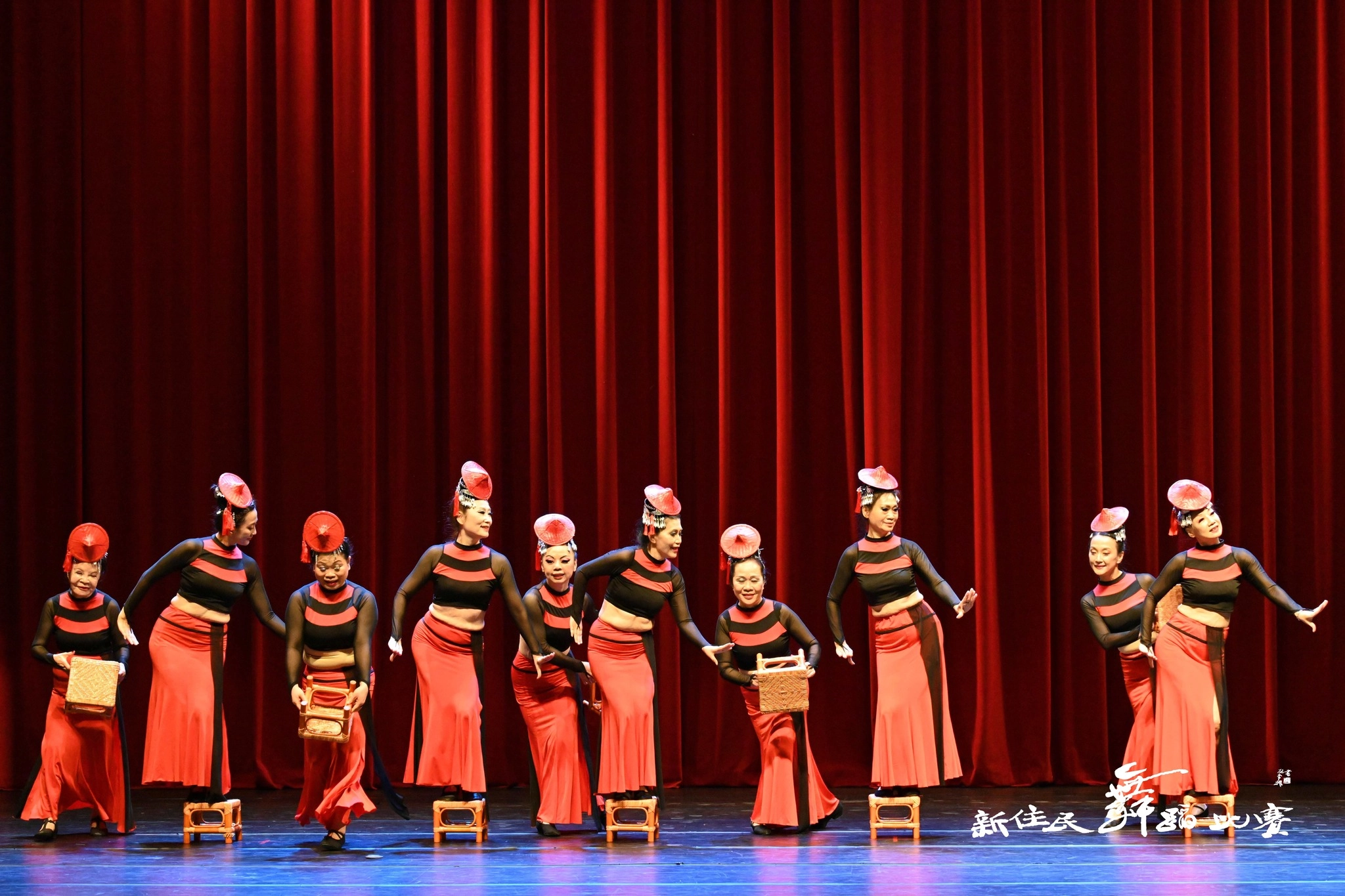 齊風藝術舞蹈團《緬甸花兒紅又紅》。