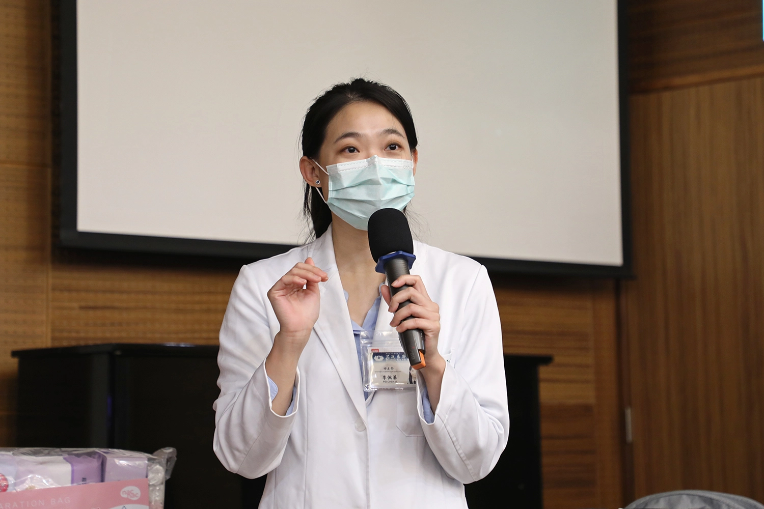 婦產科醫師李佩蓁表示，現代大部分牙科的放射線檢查劑量都很低、且遠離腹部，在鉛衣保護下對胎兒的影響極小，只要是第二孕期以後接受牙科檢查或治療，都是很安全的，媽媽們可以放心。