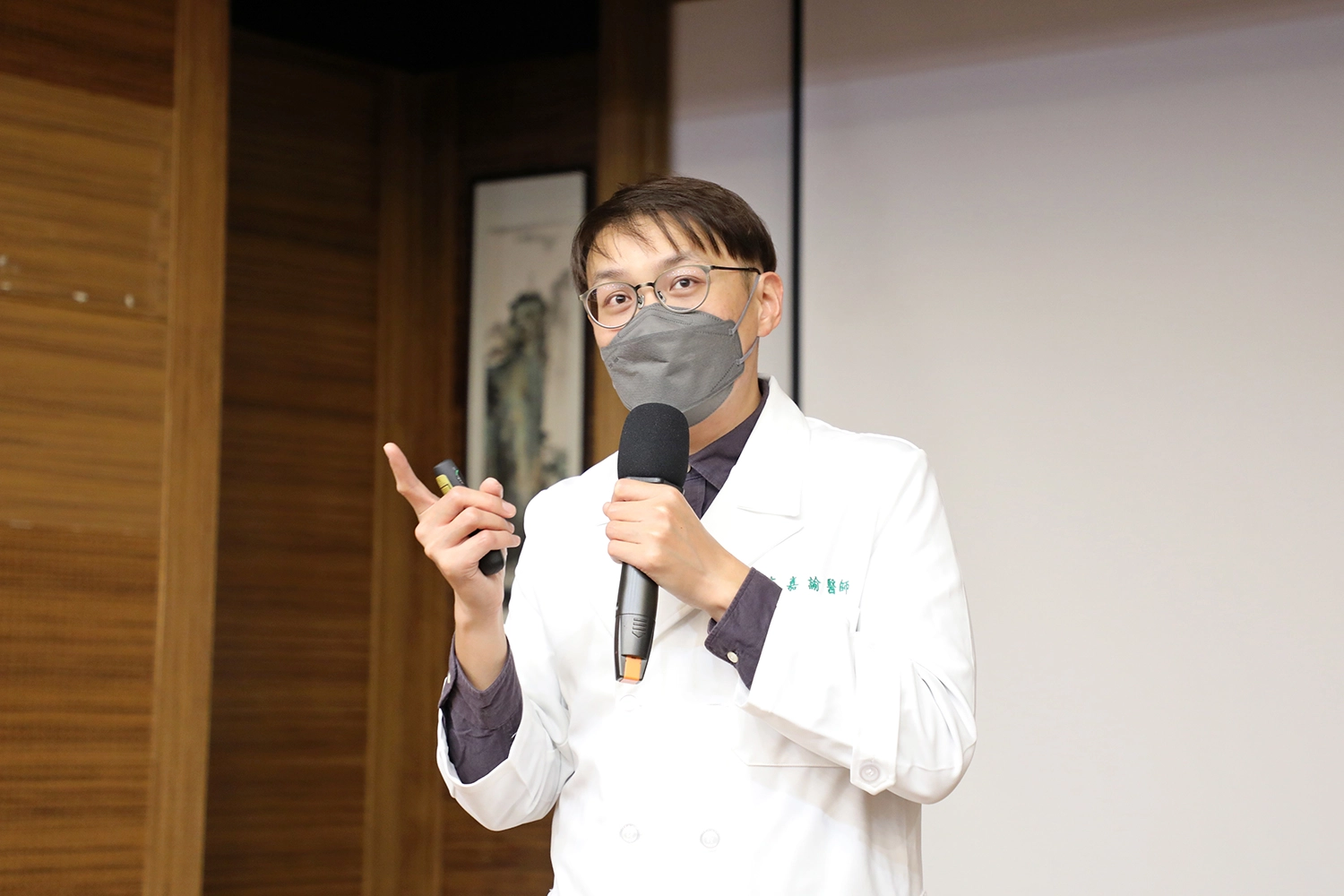 牙科醫師李嘉諭建議爸爸媽媽們可以刷牙時提拉孩子的嘴唇，藉此觀察牙齒表面是否有病灶。