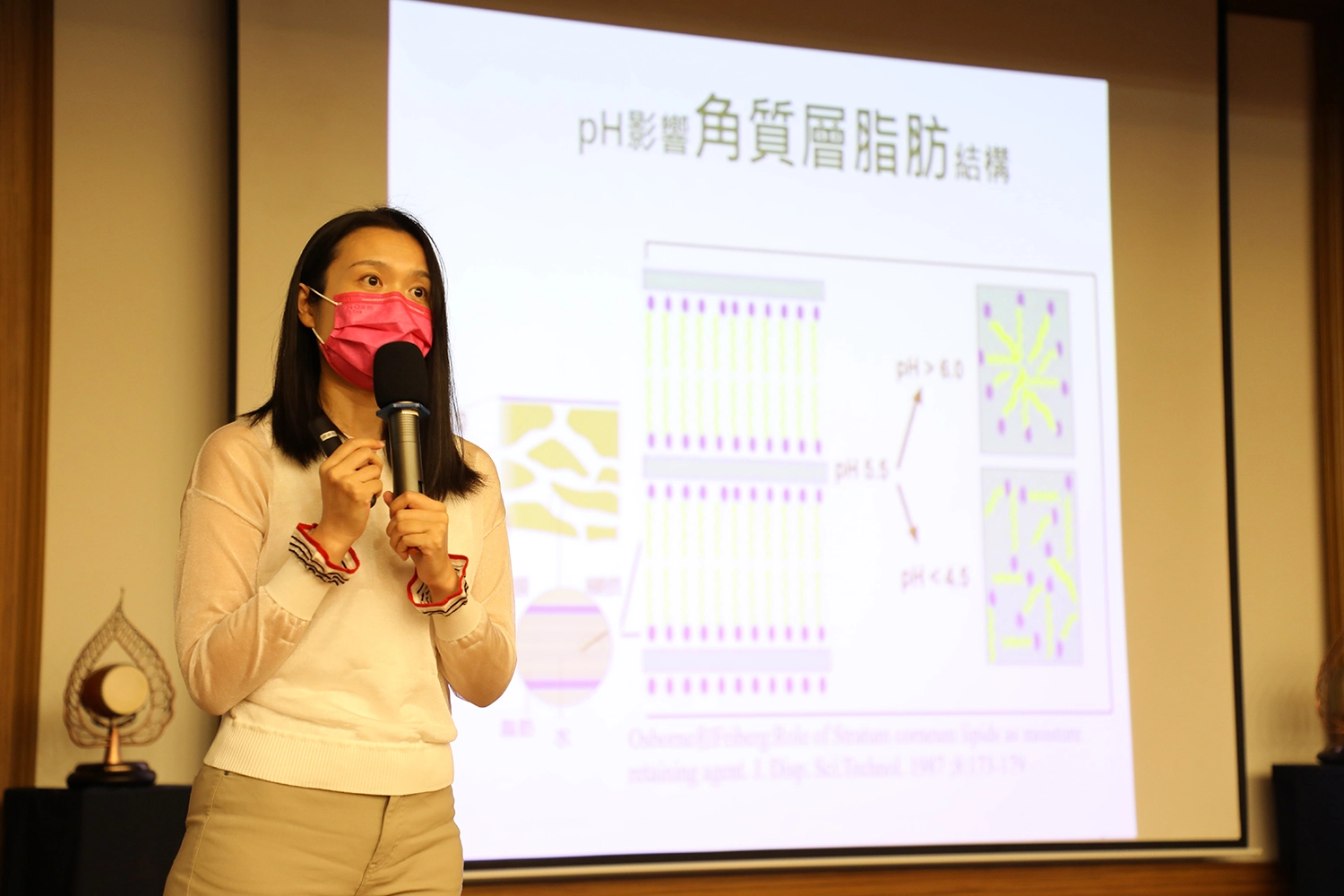 林芷誼資深講師分享為寶寶洗澡和日常照顧嬰幼兒肌膚的合適方式。