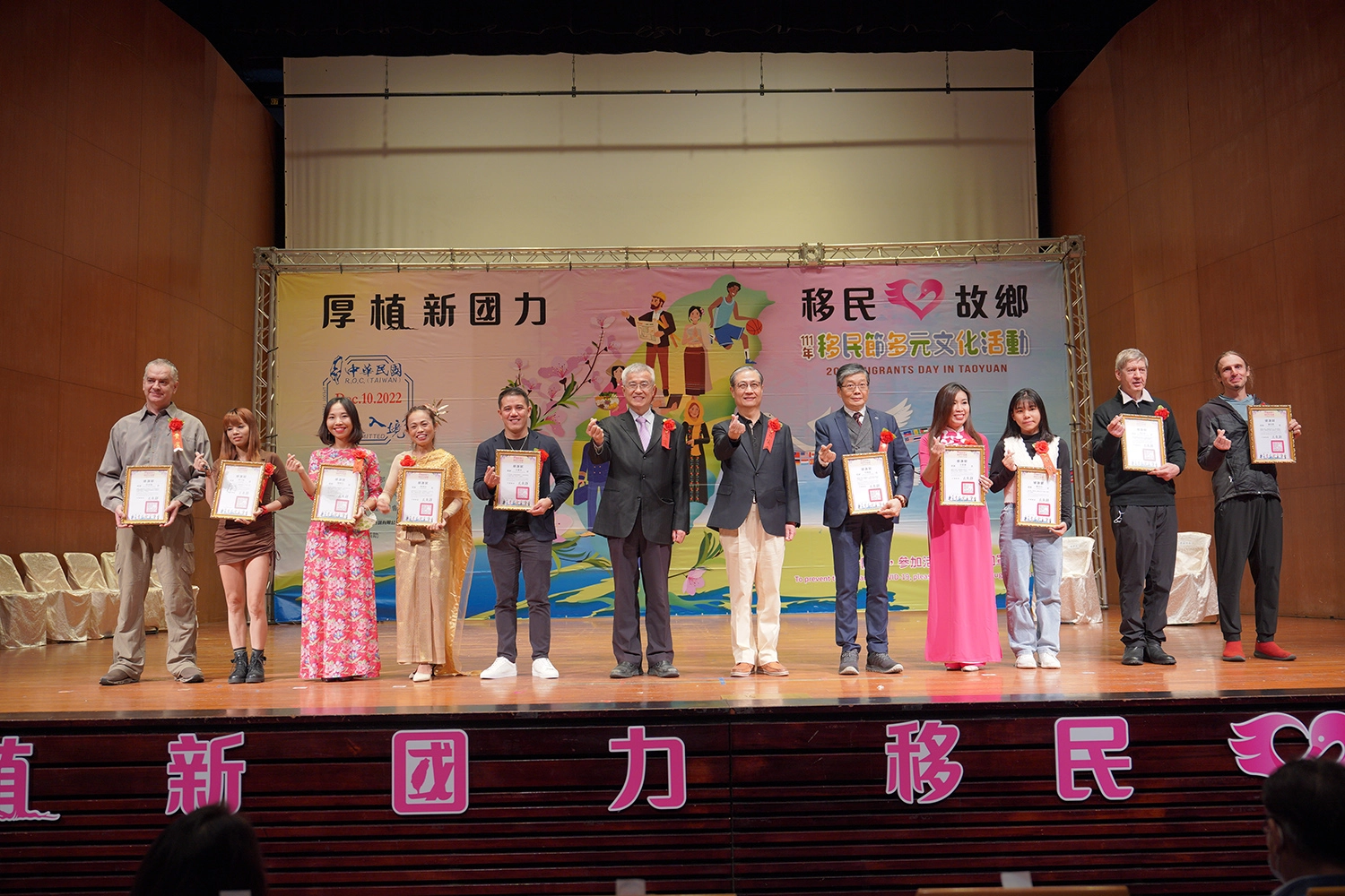 十大優秀新住民、外籍人士及移工與移民署署長鐘景琨（右六）與桃園市副市長李憲明(右七)大合照。（右三:越南新住民鄭伶巧、左一:法國新住民范託福、左五:菲律賓籍艾德多）