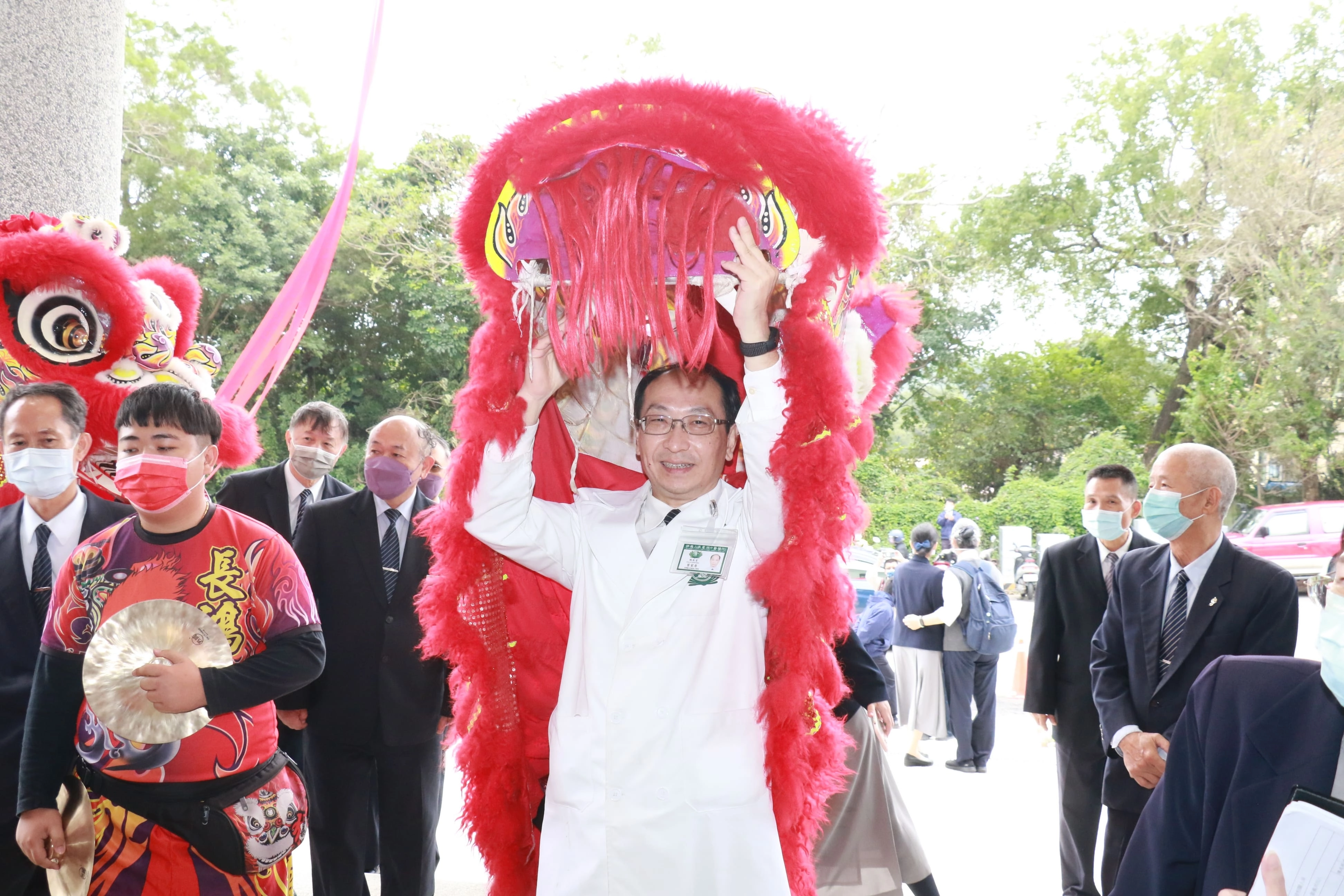 三義慈濟中醫醫院院長葉家舟舞動祥獅，為今日啟用儀式揭開序幕。