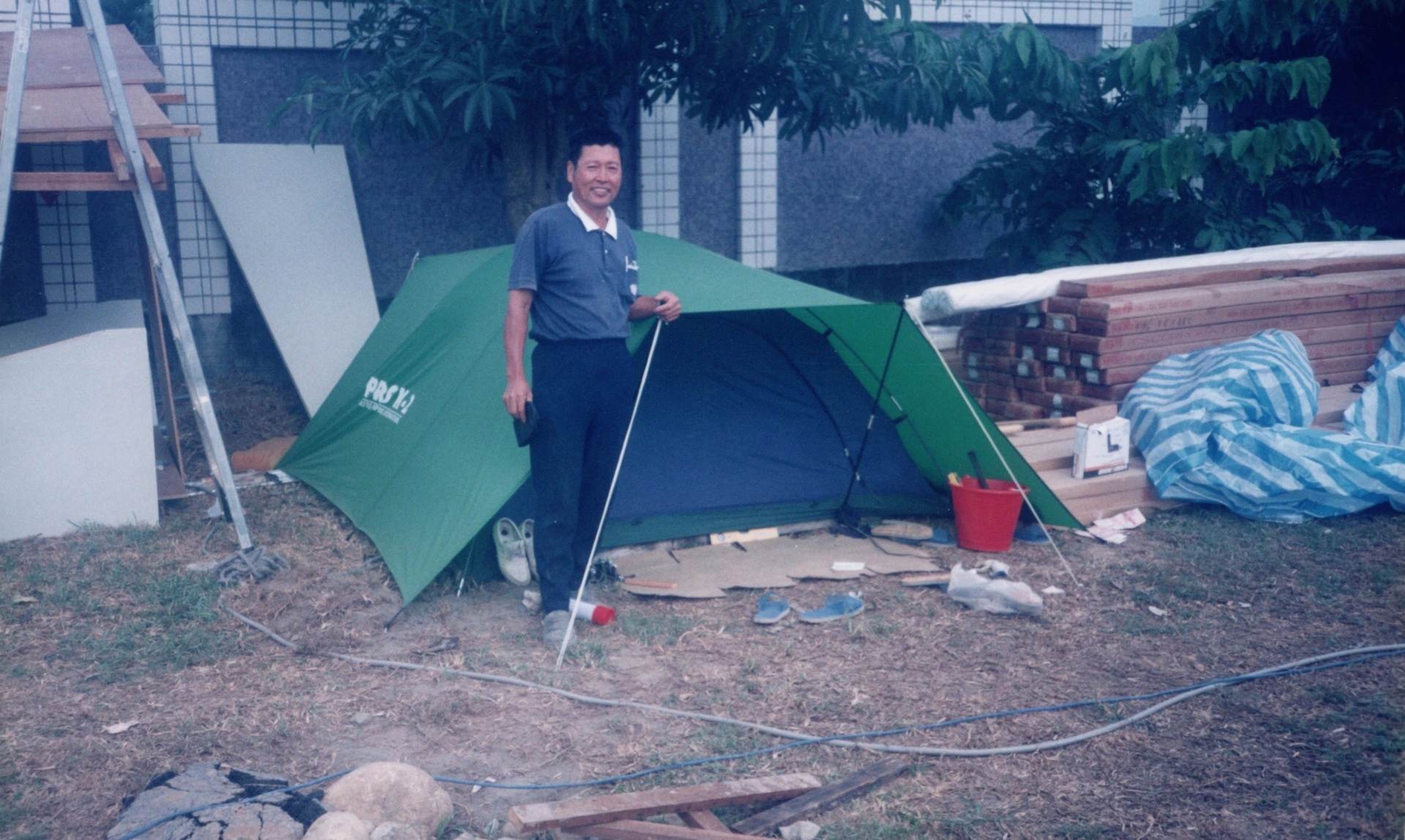 李福藏老師參與921地震，88水災，四川汶川地震等重建工程，總是走在最前做到最後，因此有人稱呼他為「救難急先鋒」。