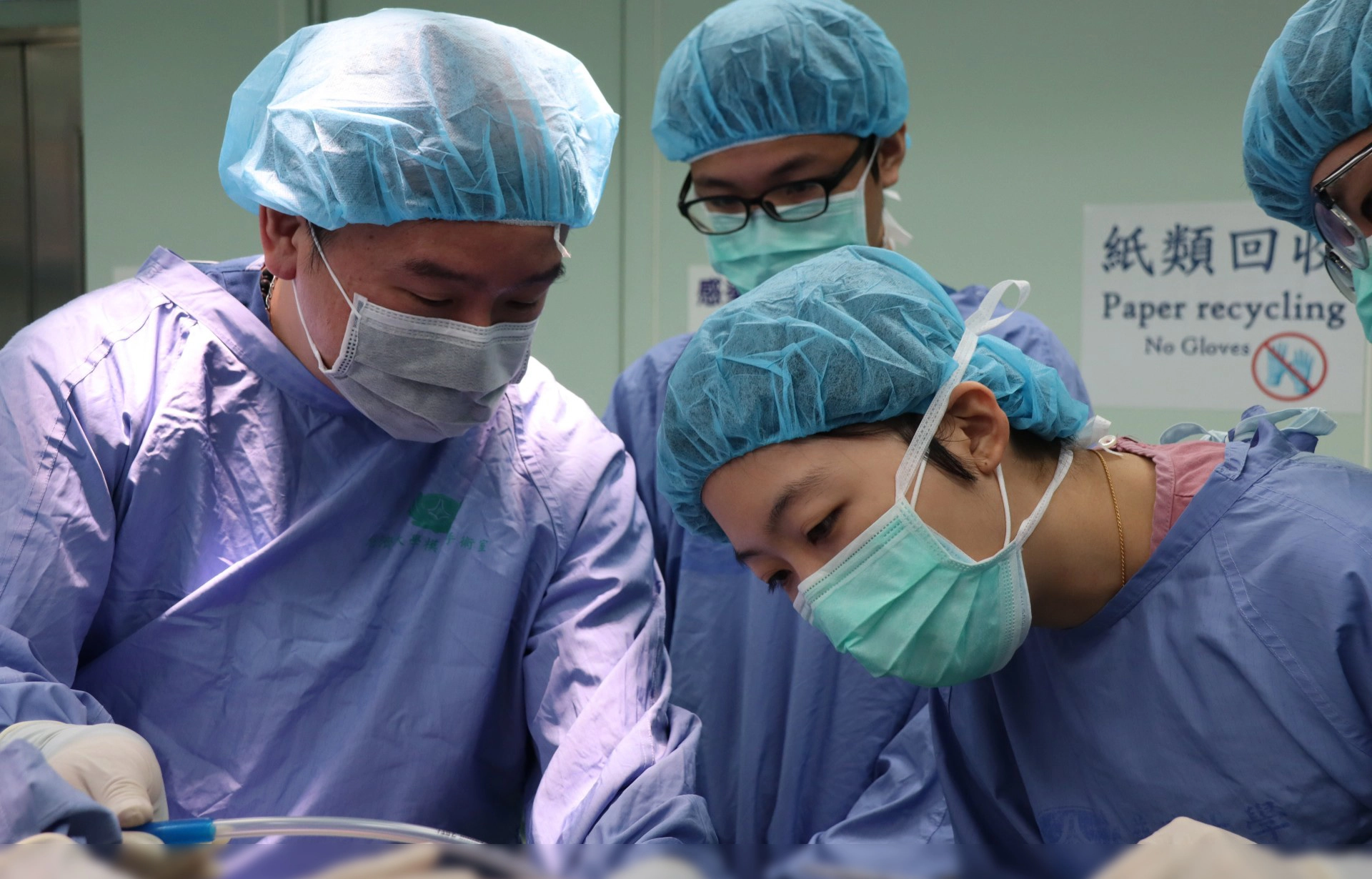 慈濟大學模擬手術課程，醫學生可以在老師身上練習基礎臨床操作手術，例如插管、靜脈導管放置、縫合等，課程第三天時，進行檢覈考試，一次又一次的磨練，讓他們未來面對病患更有信心。