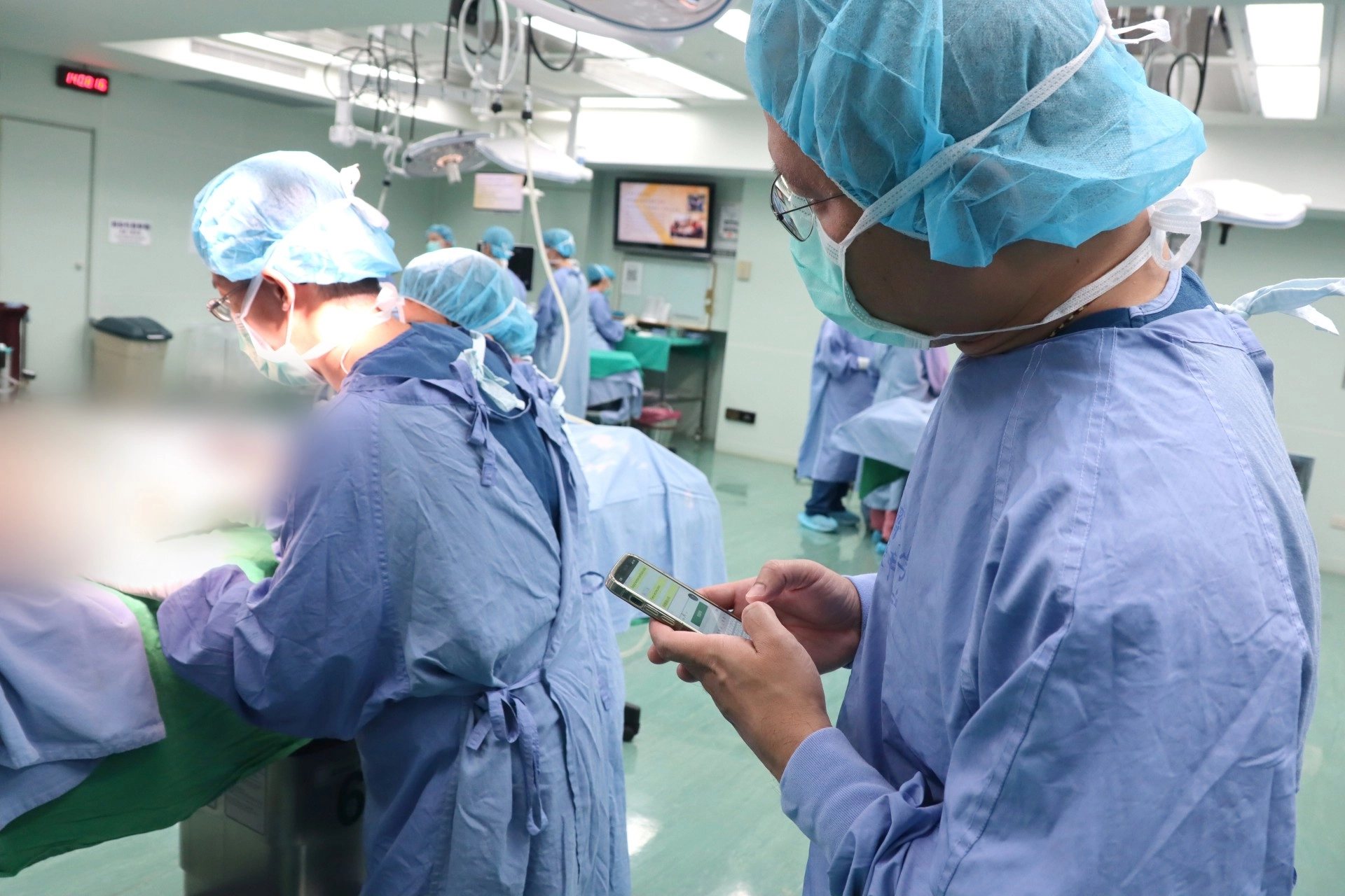 慈濟大學模擬手術課程，醫學生可以在老師身上練習基礎臨床操作手術，例如插管、靜脈導管放置、縫合等，課程第三天時，進行檢覈考試，一次又一次的磨練，讓他們未來面對病患更有信心。