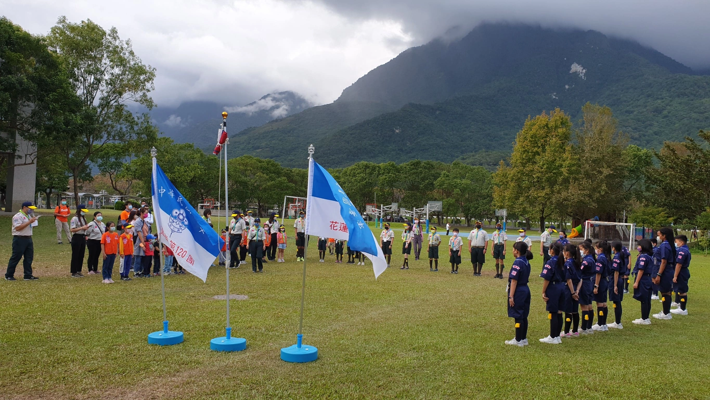 慈小幼童軍暨奇萊童軍聯團於於包容草原展開交流。