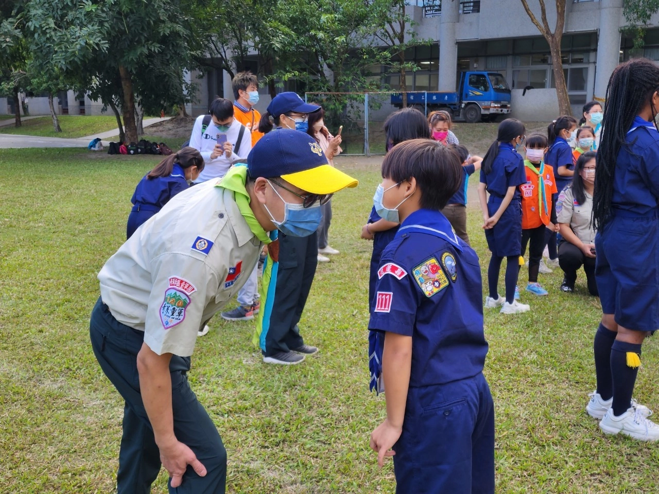 大家第一次見面，藉由「找一個朋友」的大地遊戲來拉近彼此間的距離。