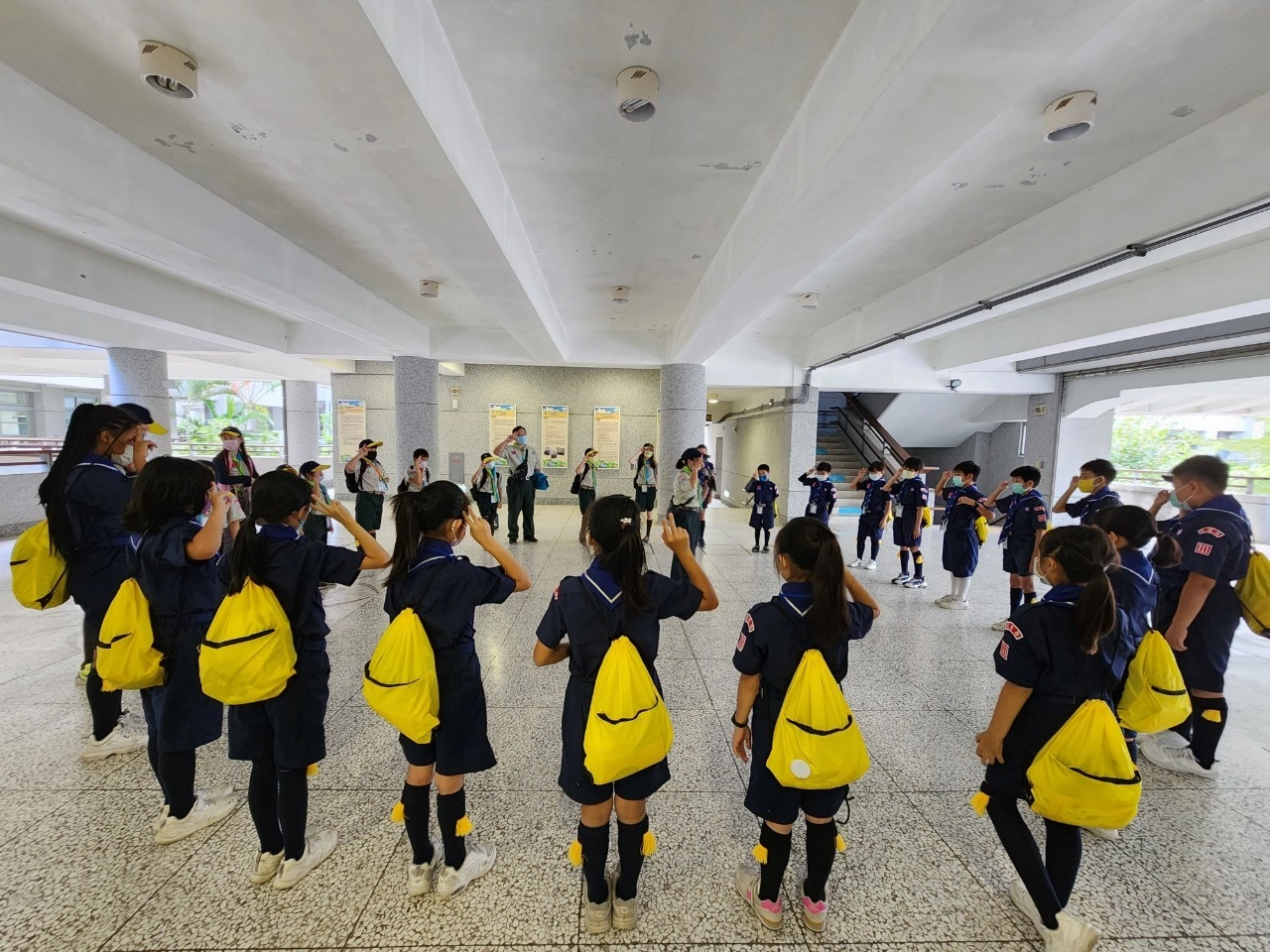 幼童軍始會式中，小狼透過「吼聲」來表達對老狼(團長)的尊敬。