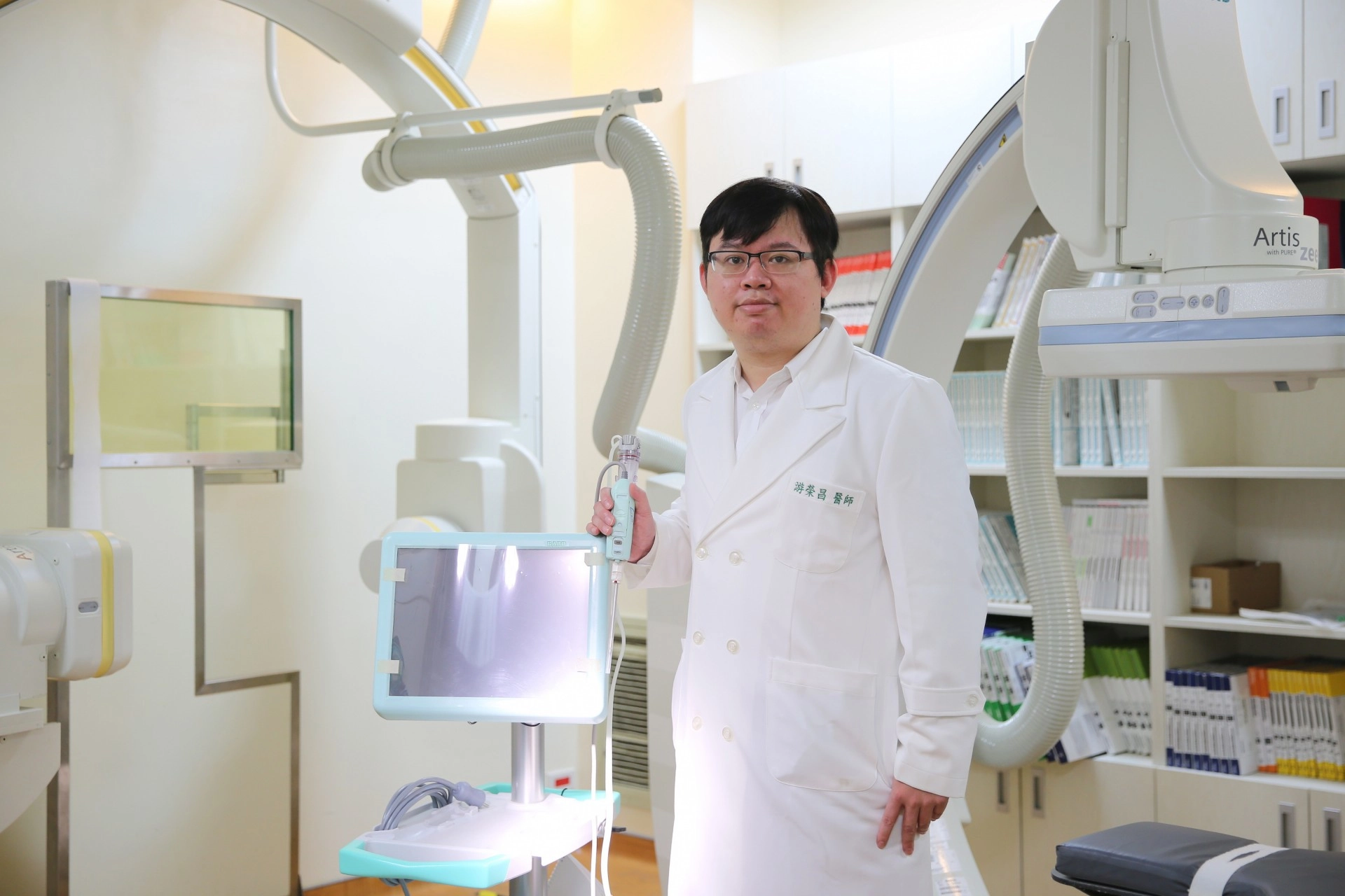 影像醫學部游榮昌醫師說，新引進的乳房攝影立體定位真空輔助切片術，這術式不僅傷口小、無明顯疤痕、準確率高，已成為早期乳癌診斷的新趨勢。