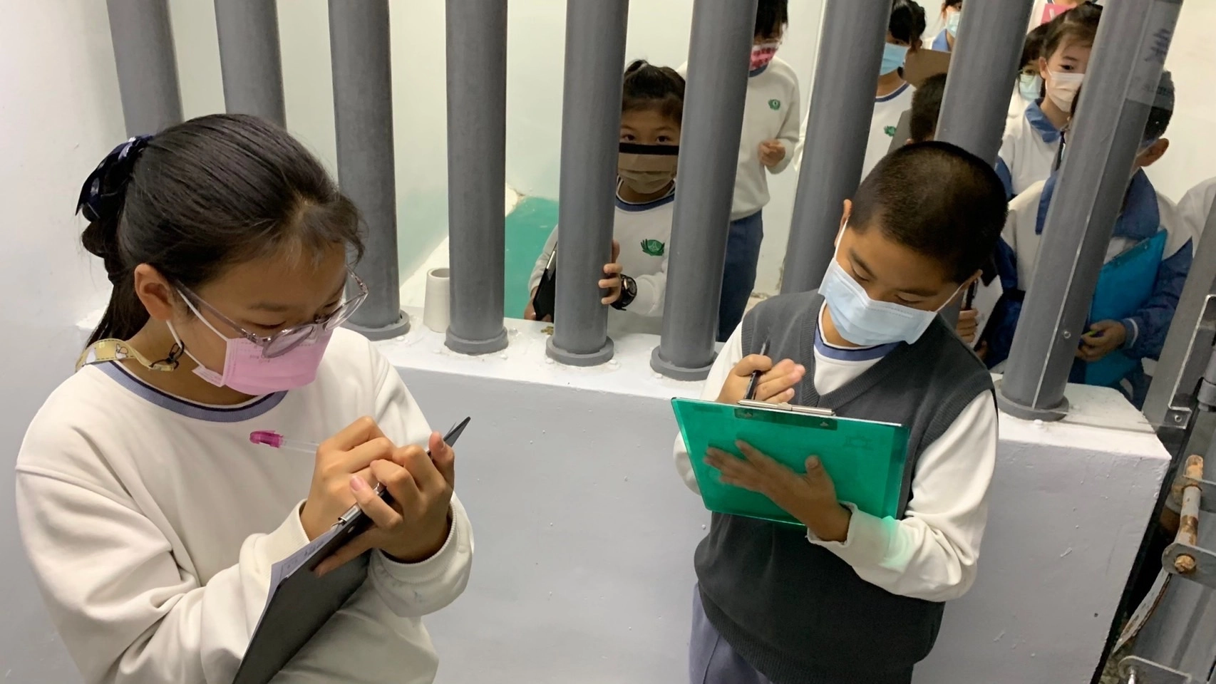 學生進入候審室，體驗犯人因犯法被拘禁時失去自由的感受