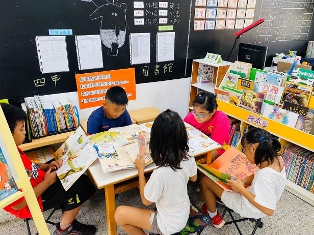 屏東縣石門國小學生於閱讀角晨讀（學校提供）