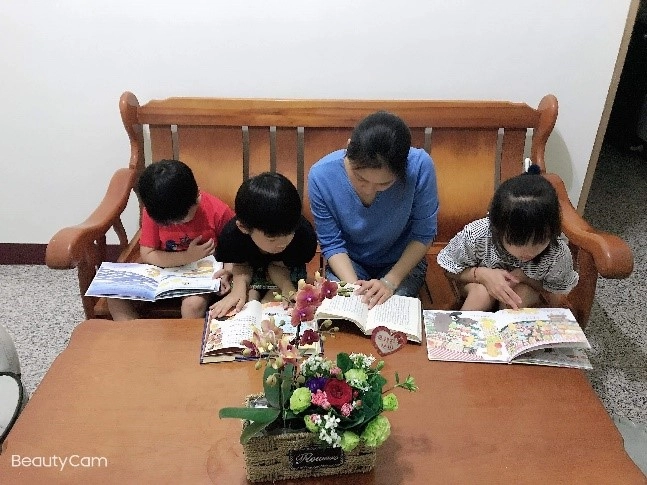 宜蘭縣三民國小親子在家共讀（學校提供）