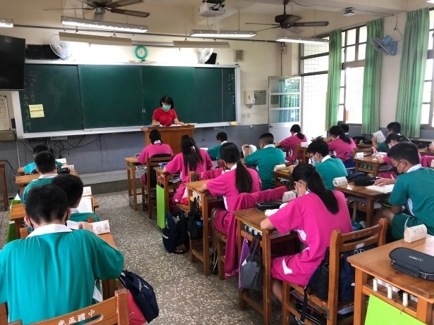 臺中市光正國中師生一同進行晨讀（學校提供）