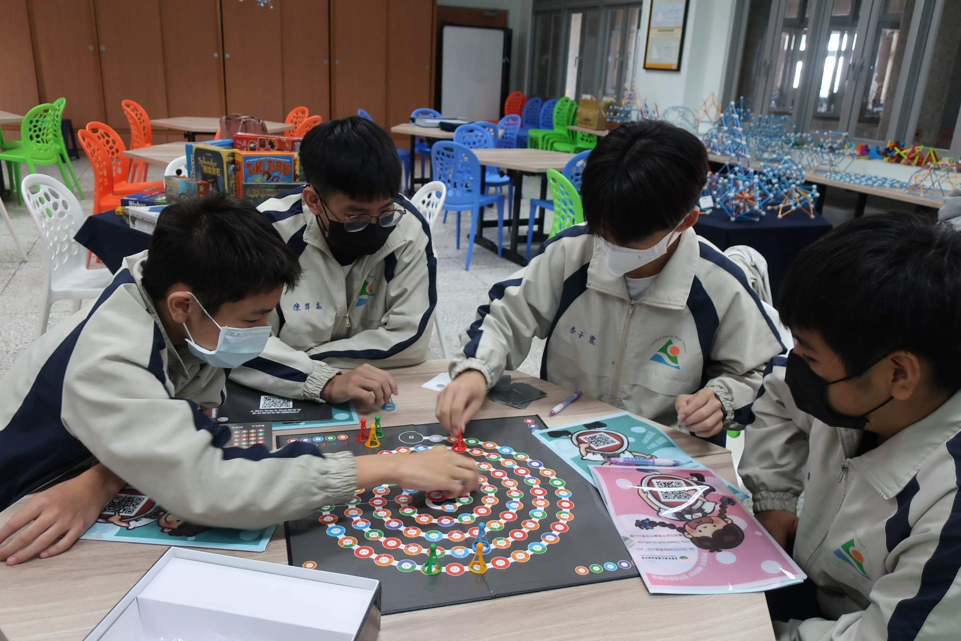 操作桌遊不但增加了四則運算、因數分解及質數掌握的能力，還能提高學習動機。